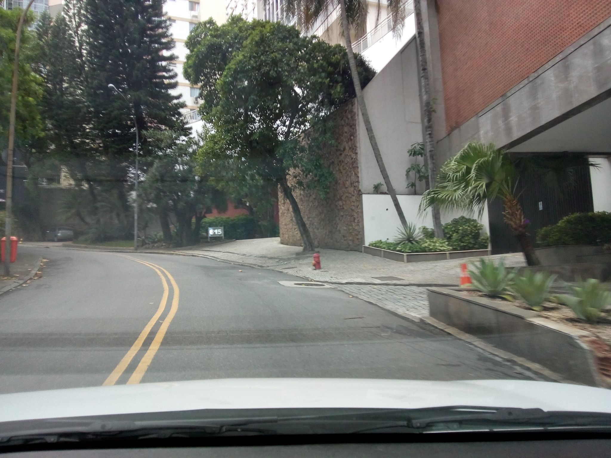 Street-level view near La Residence, Copacabana