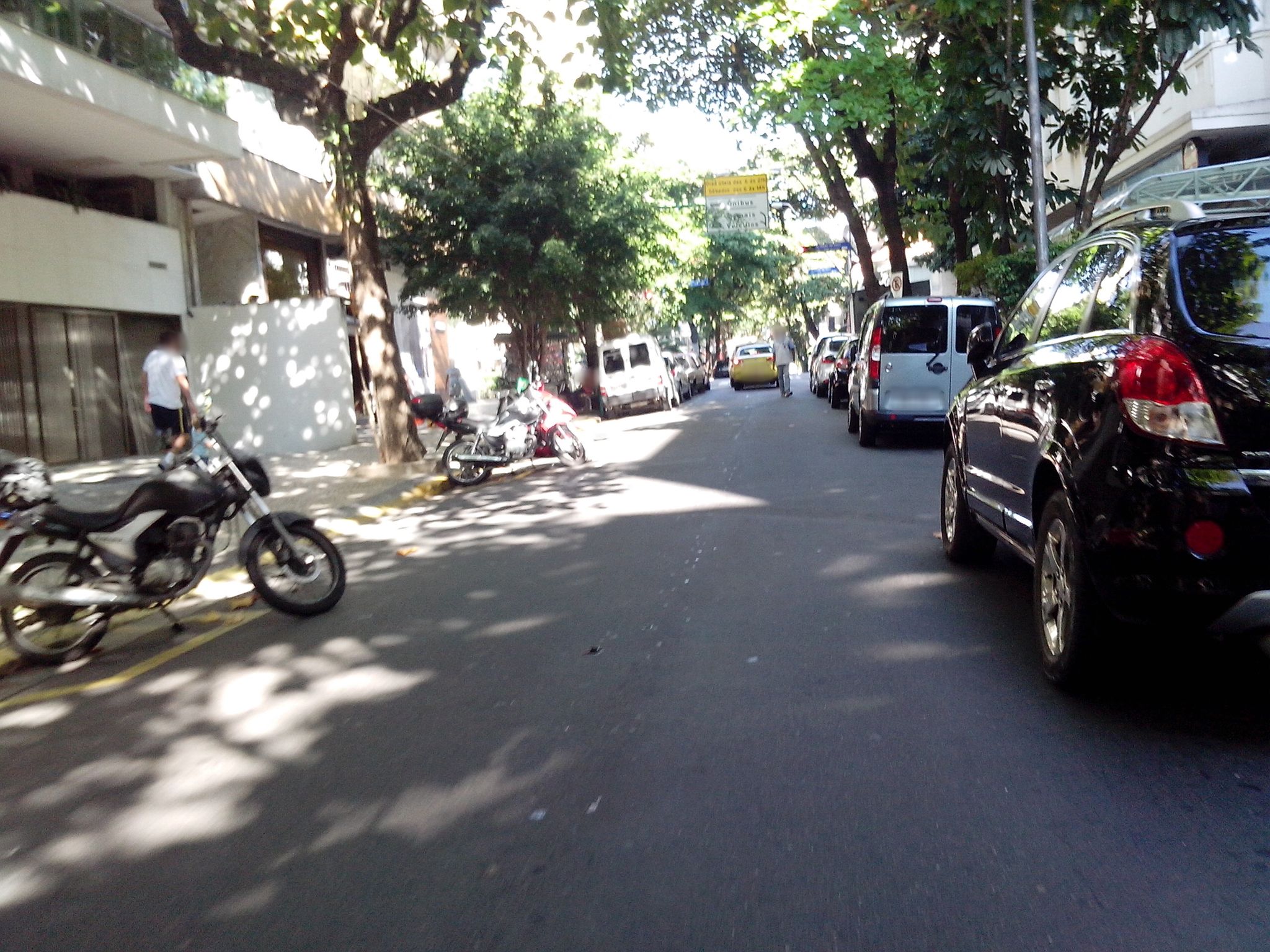 Street-level view near Laboure, Leblon