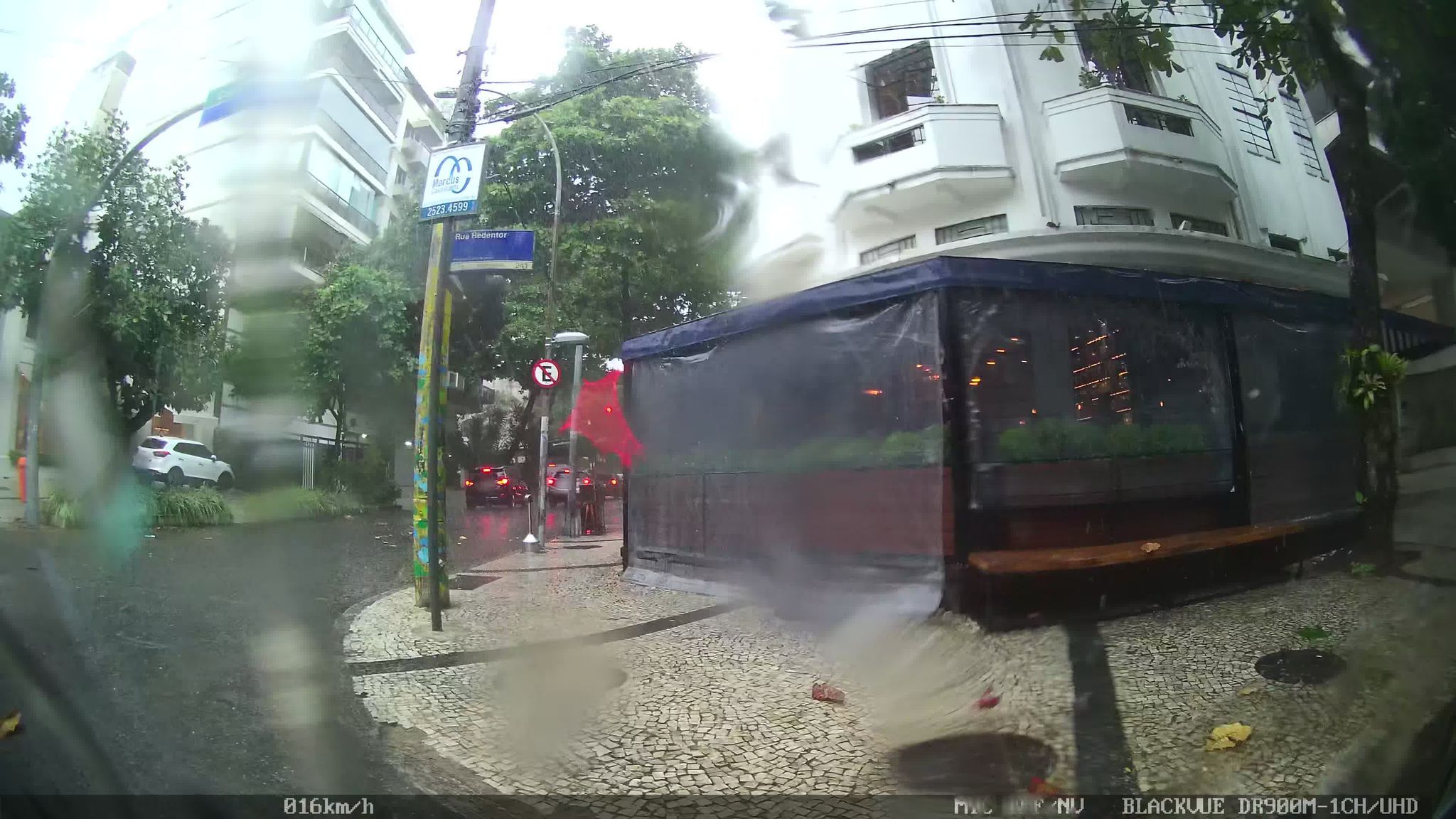 Street-level view near Lago Magiore, Ipanema