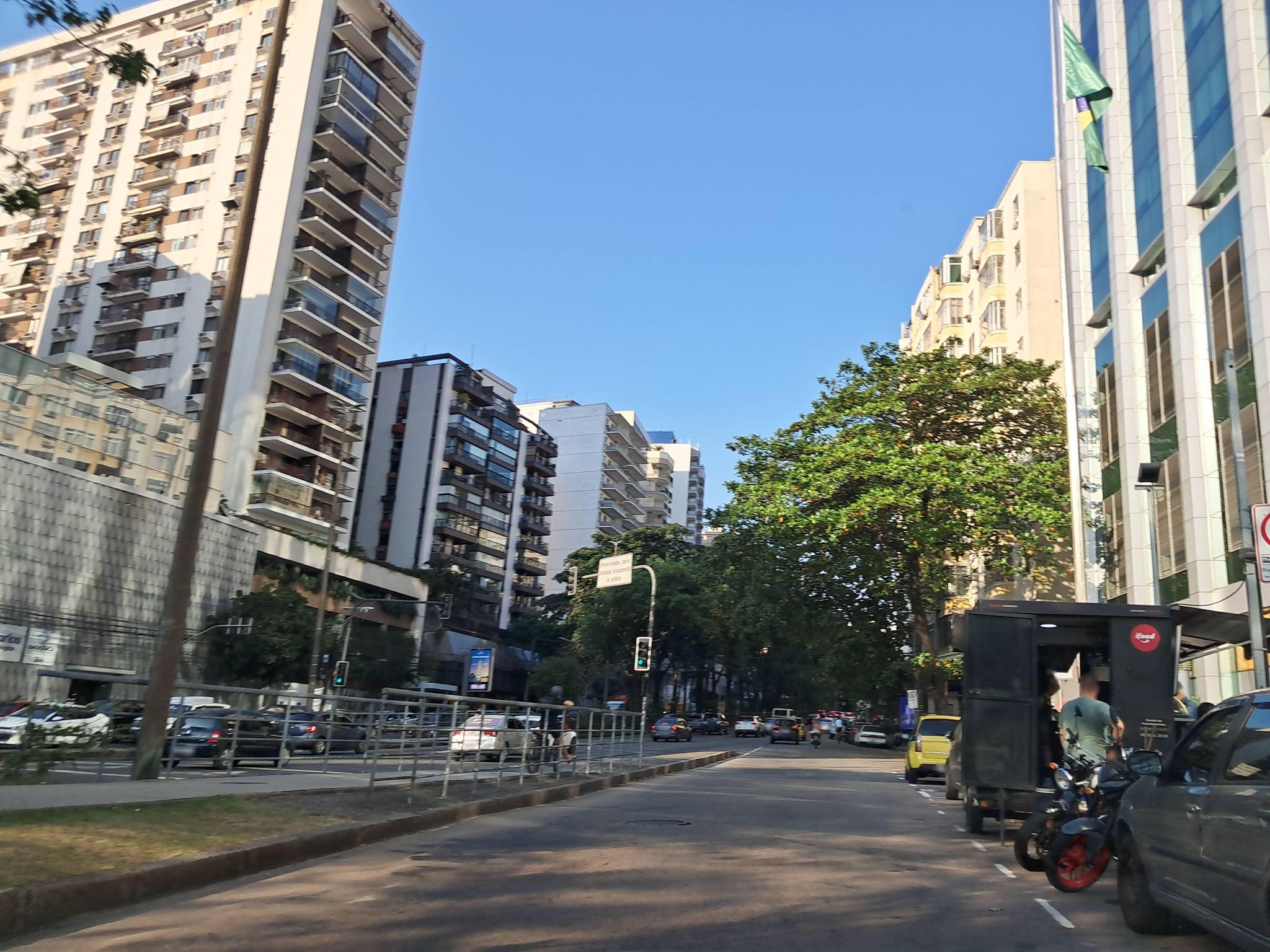 Street-level view near Lagoa Corporate, Humaitá