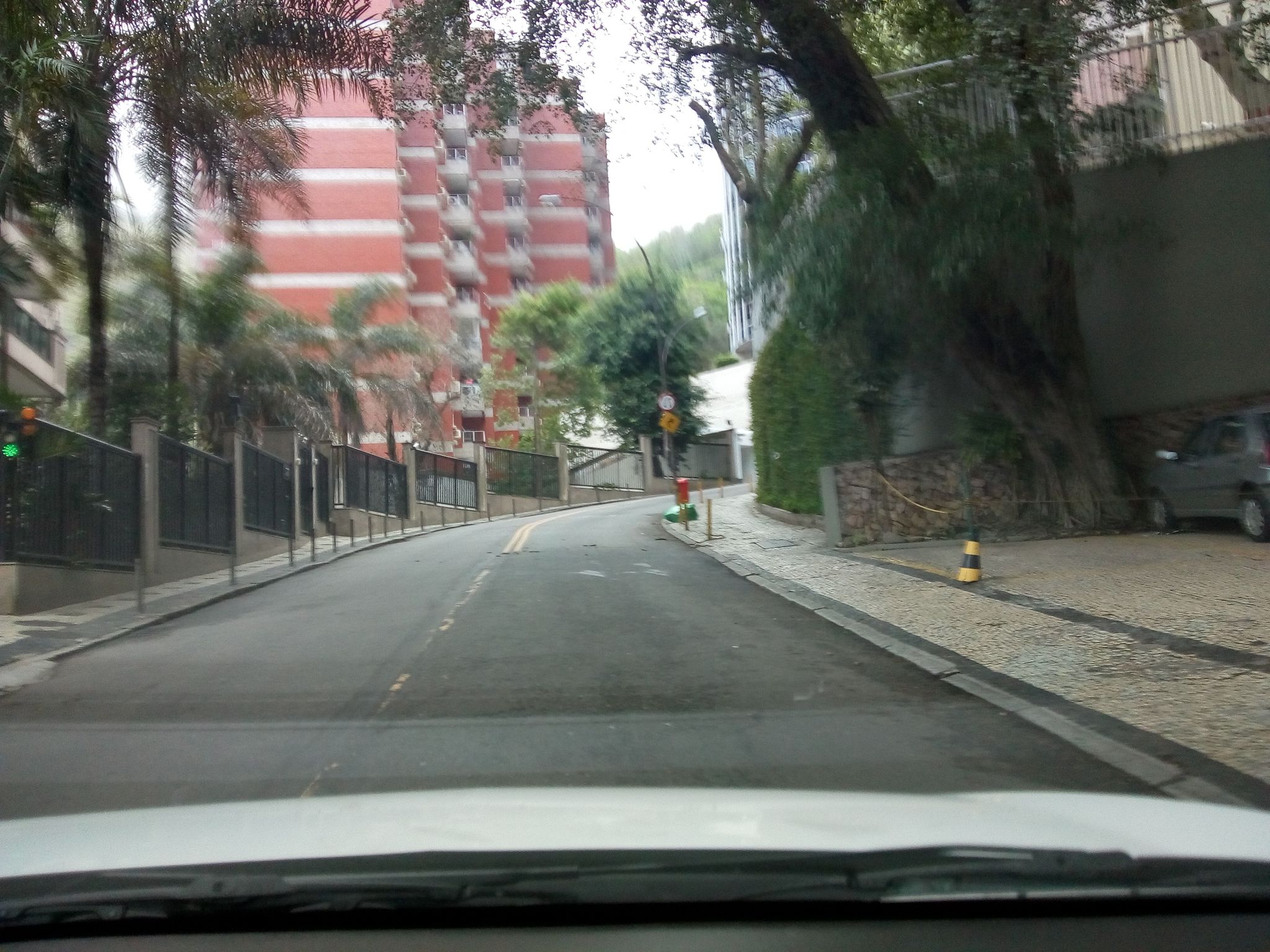 Street-level view near Lagoa das Raizes, Lagoa