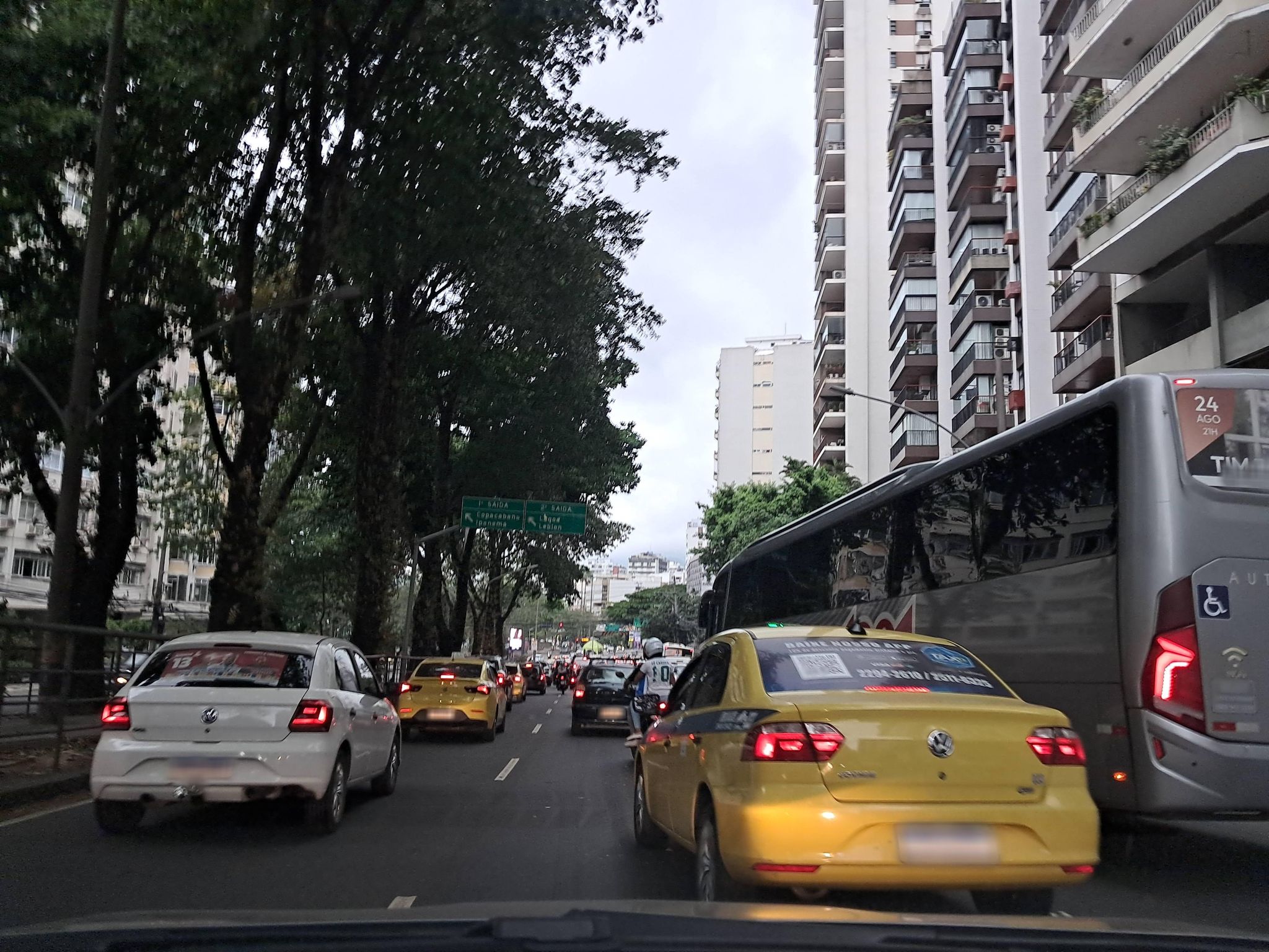 Street-level view near Lagoa Dourada, Humaitá