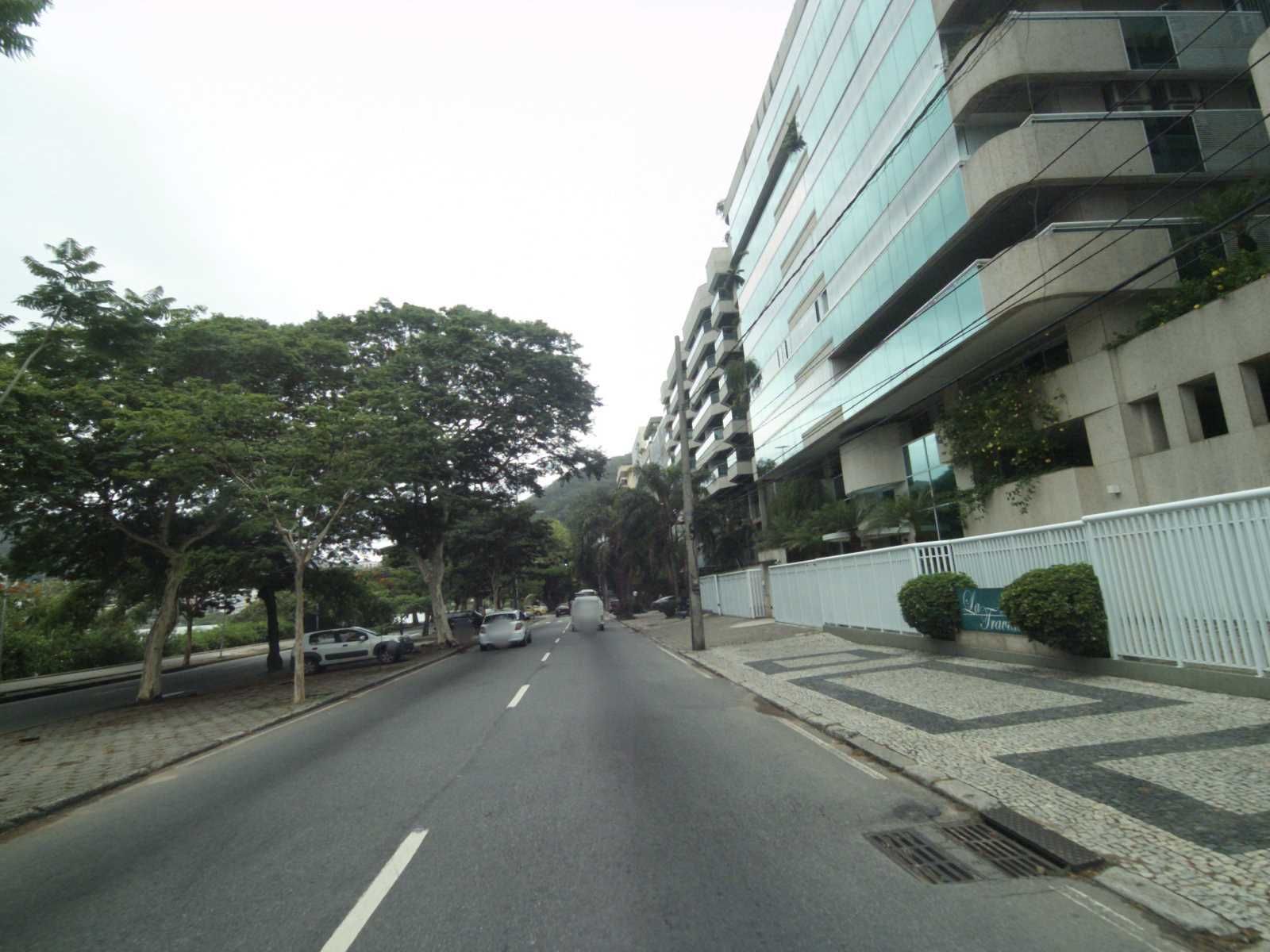 Street-level view near Lagoa East Side, Lagoa