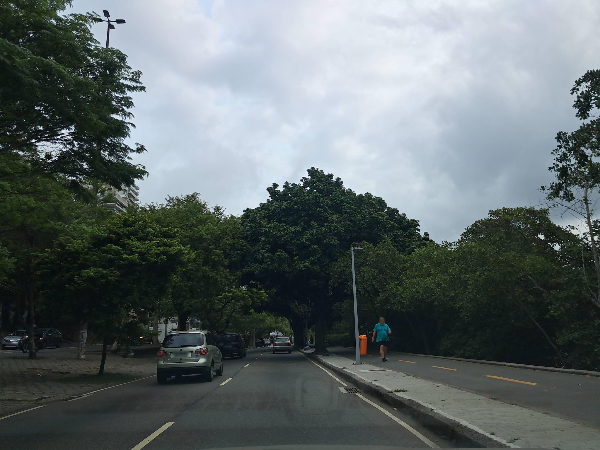 Street-level view near Lagoa Trauiata, Ipanema