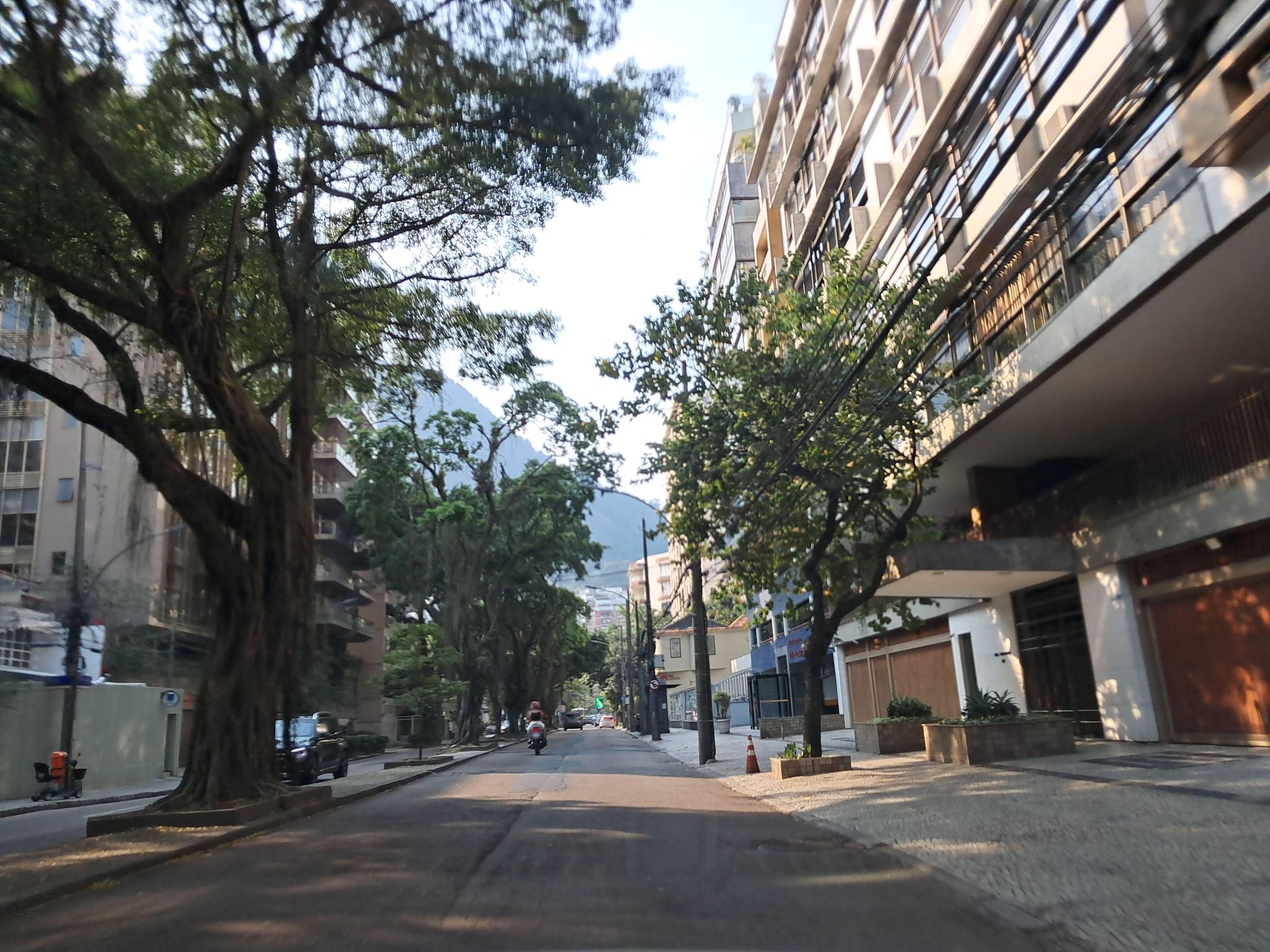 Street-level view near Laguna, Lagoa