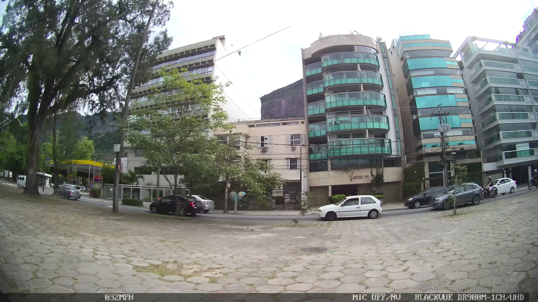Street-level view near Lake Front, Leblon