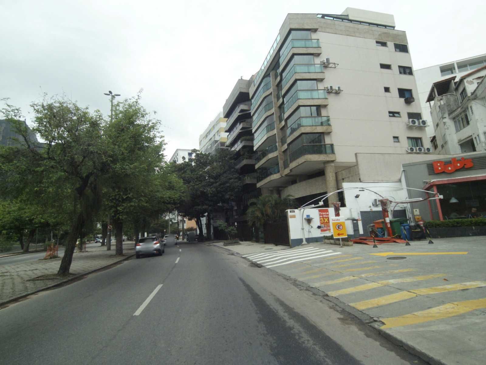 Street-level view near Lasar Segall, Ipanema