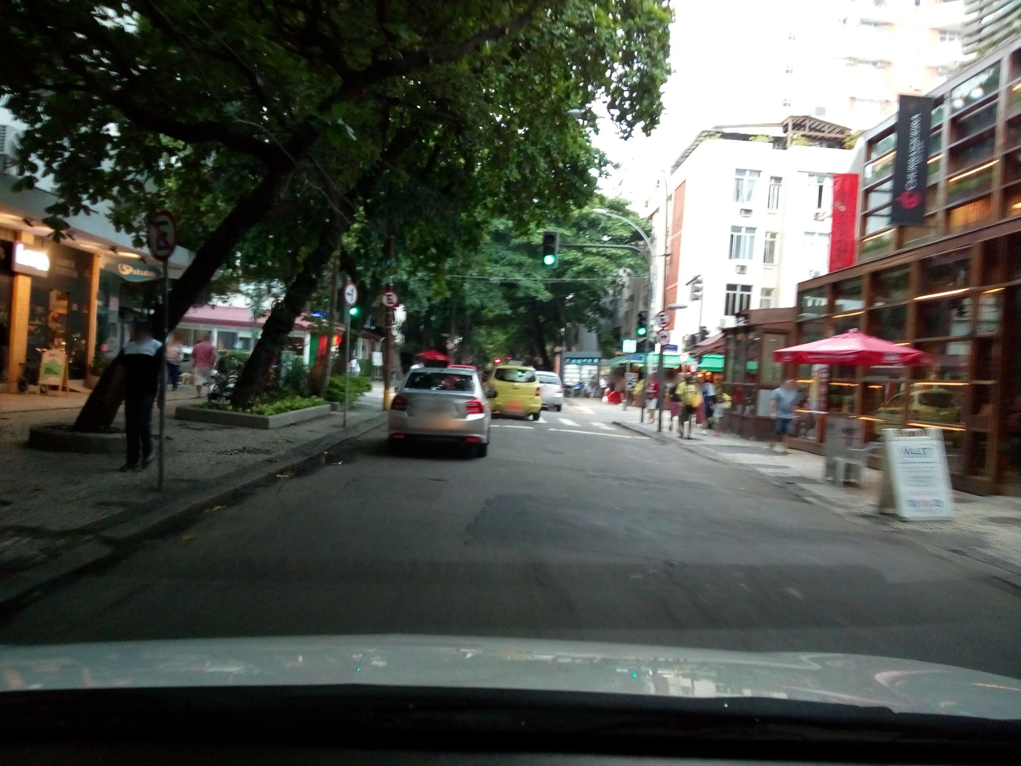Street-level view near Lebarque, Lagoa