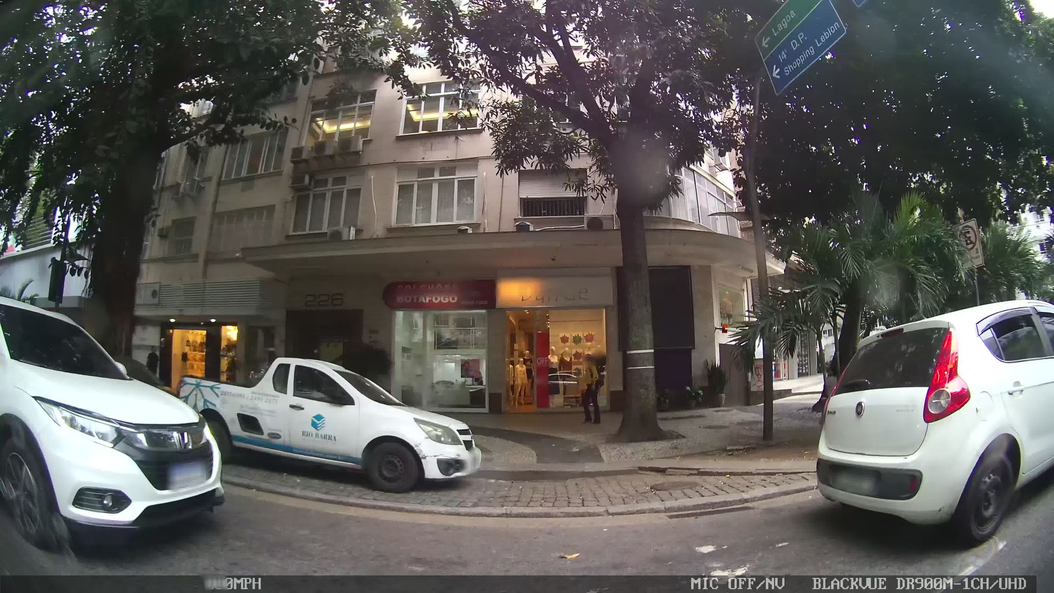 Street-level view near Leblon Empresarial, Leblon