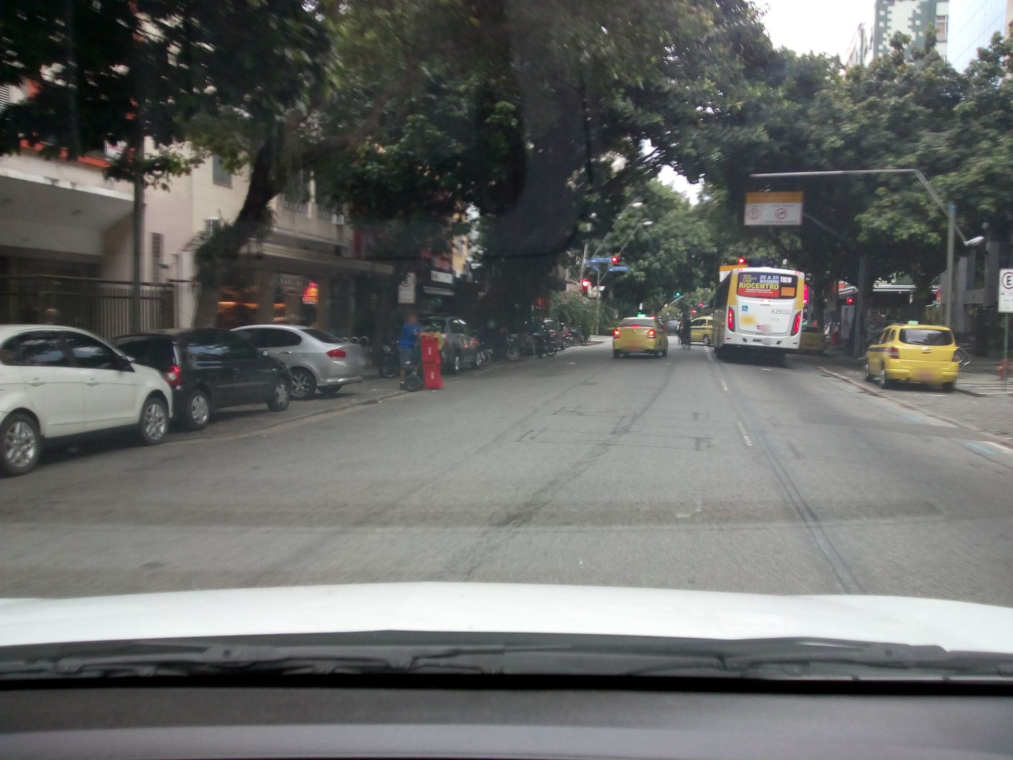 Street-level view near Leblon Office Center, Leblon