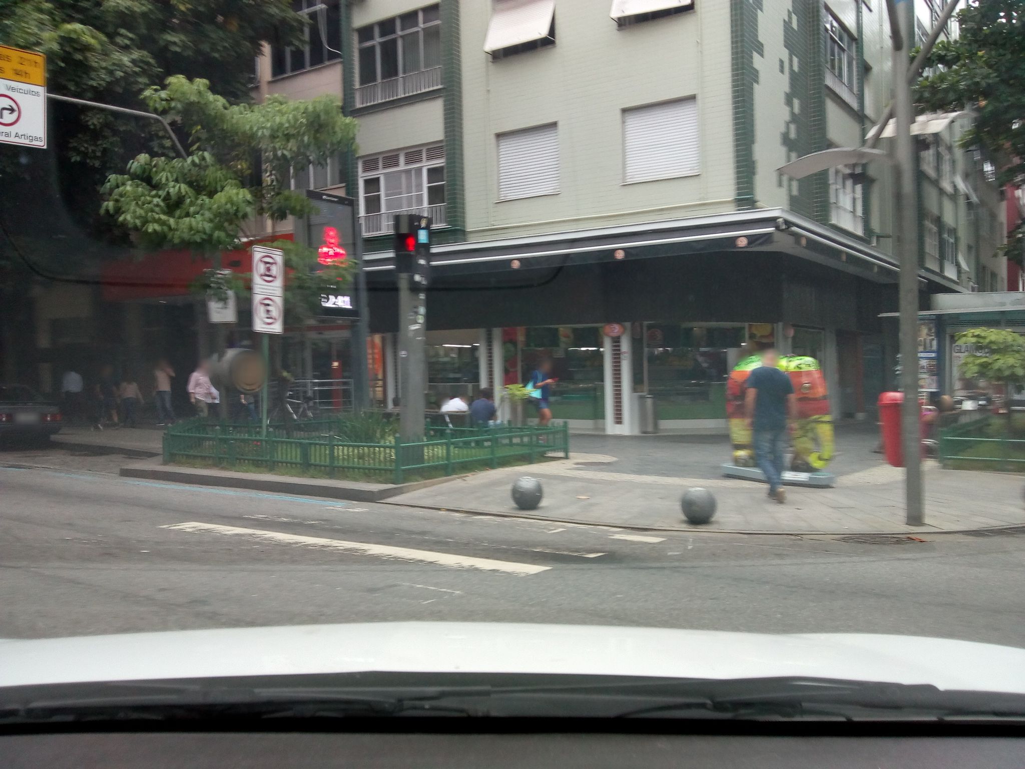 Street-level view near Leblon Office Tower, Leblon