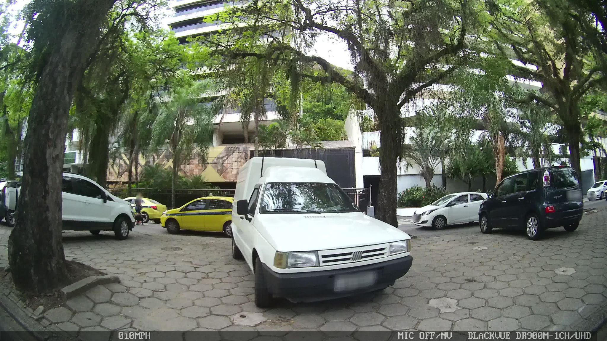 Street-level view near Lord Byron, Lagoa