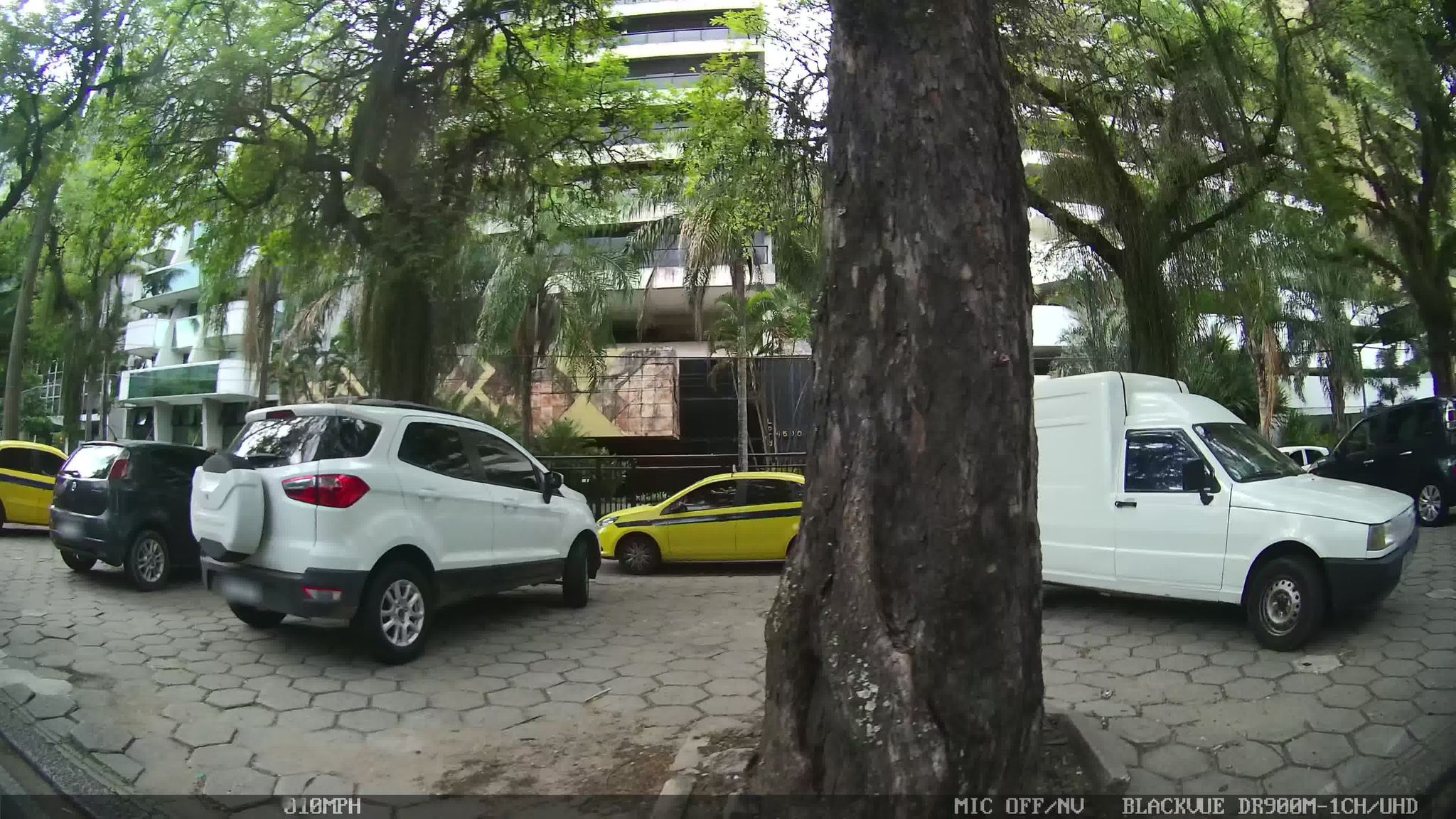 Street-level view near Lord Byron, Ipanema