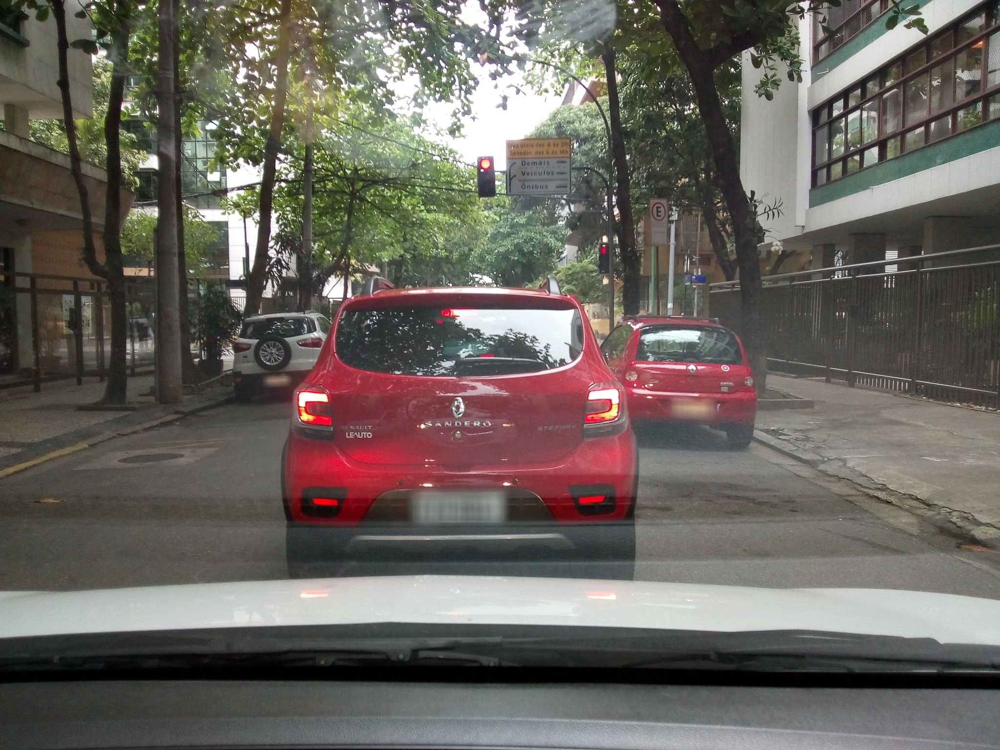 Street-level view near Lucia Laport de Sousa, Leblon
