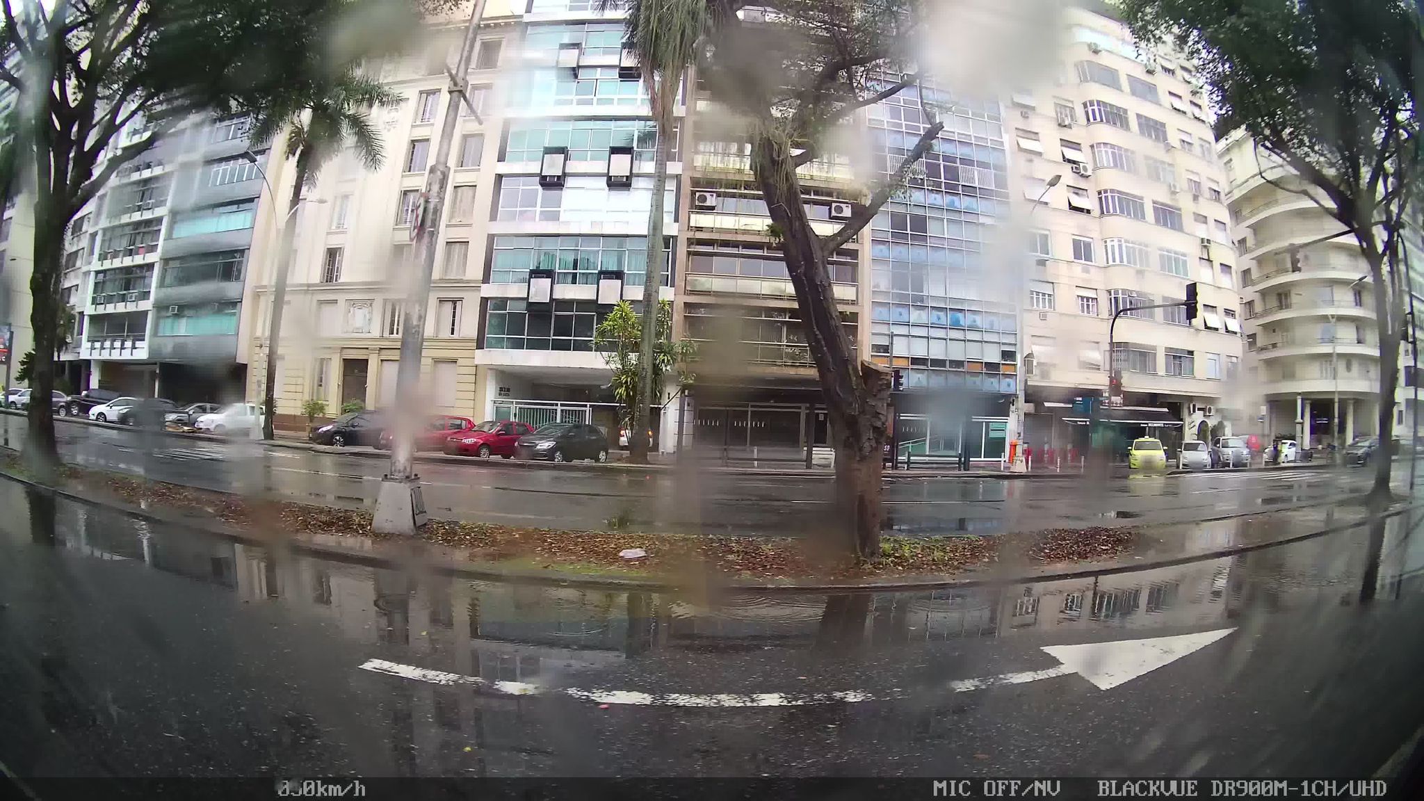 Street-level view near Luiza, Glória