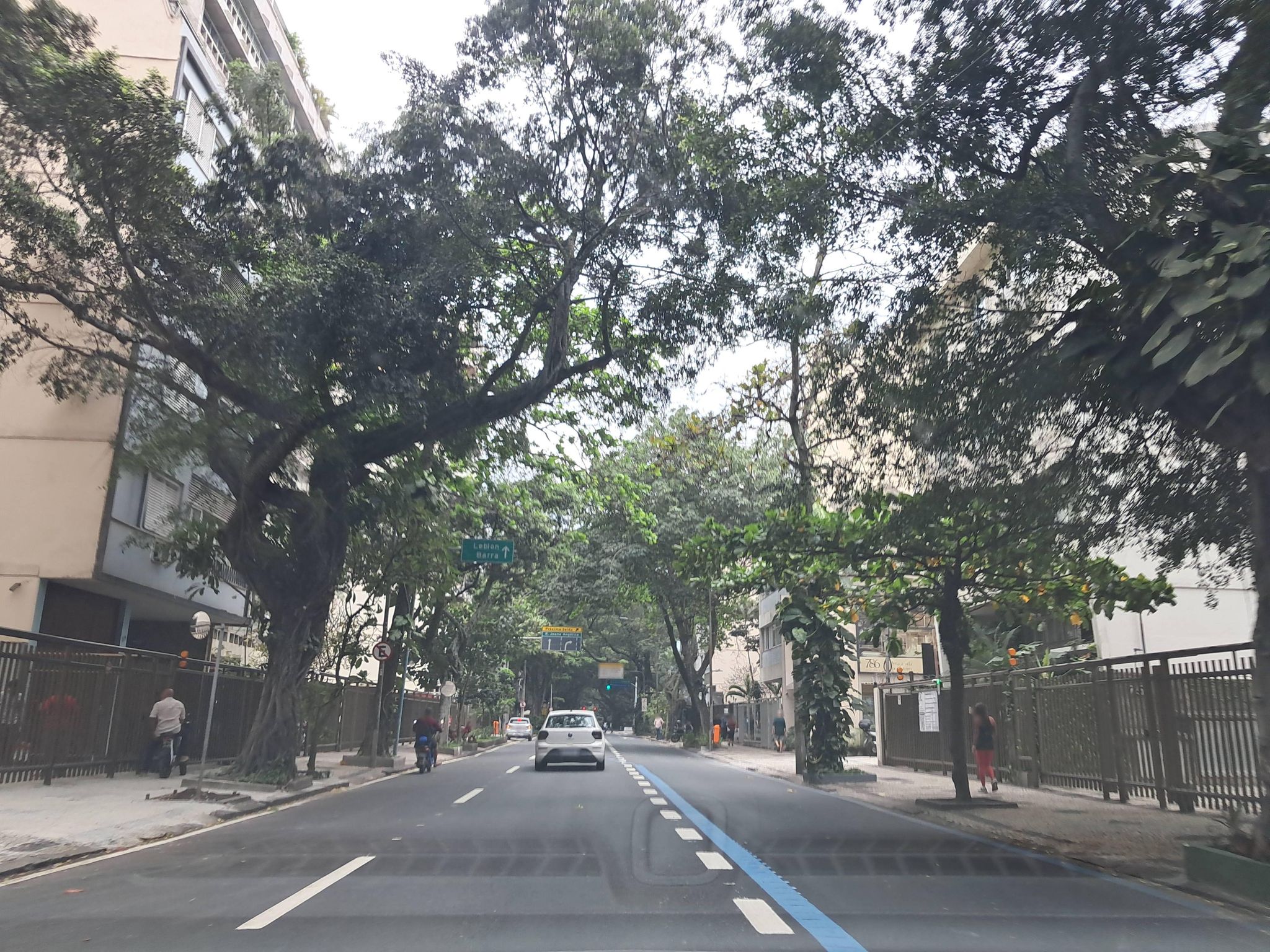 Street-level view near Luliares, Ipanema