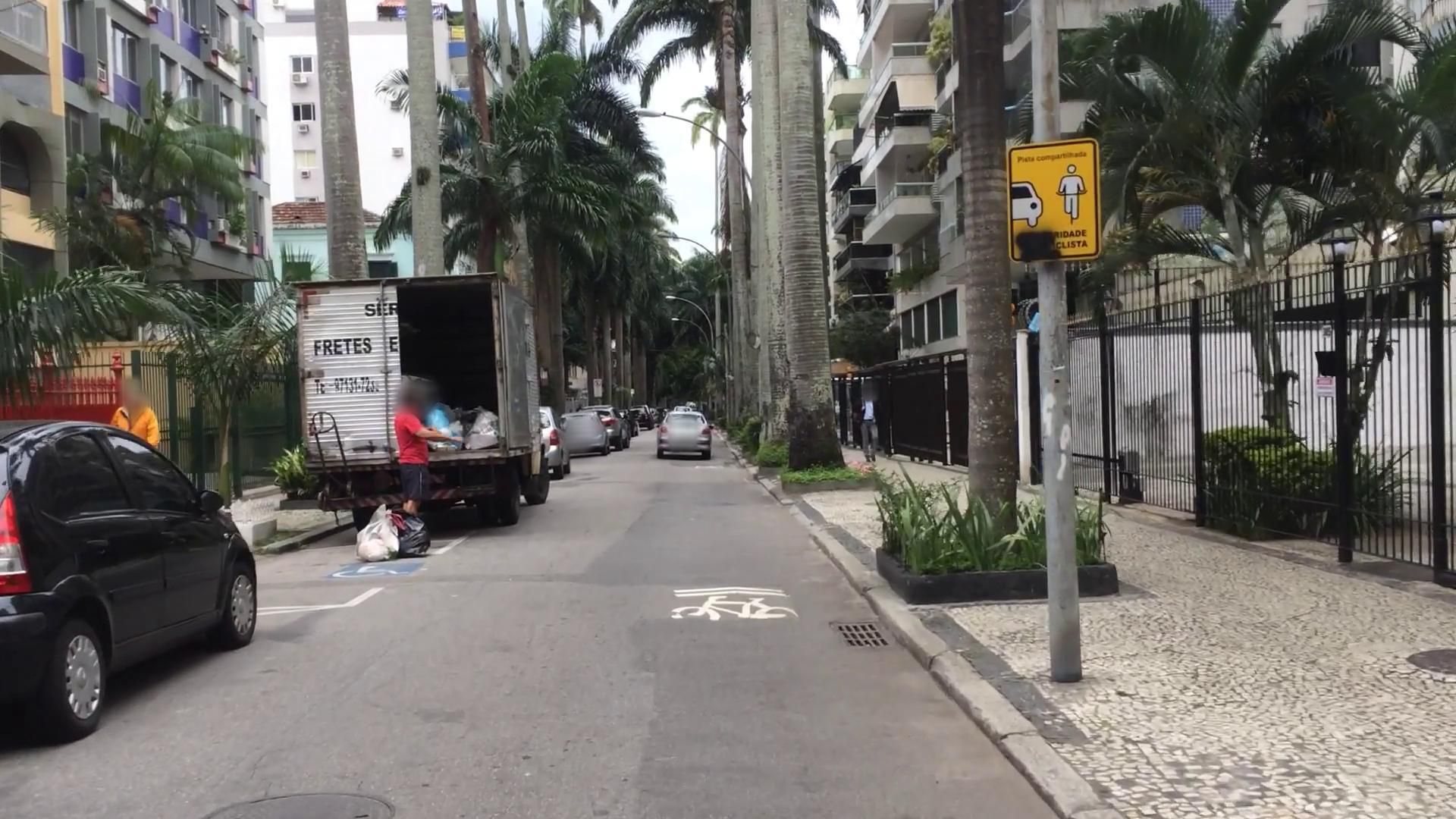 Street-level view near Mack Sennett, Flamengo