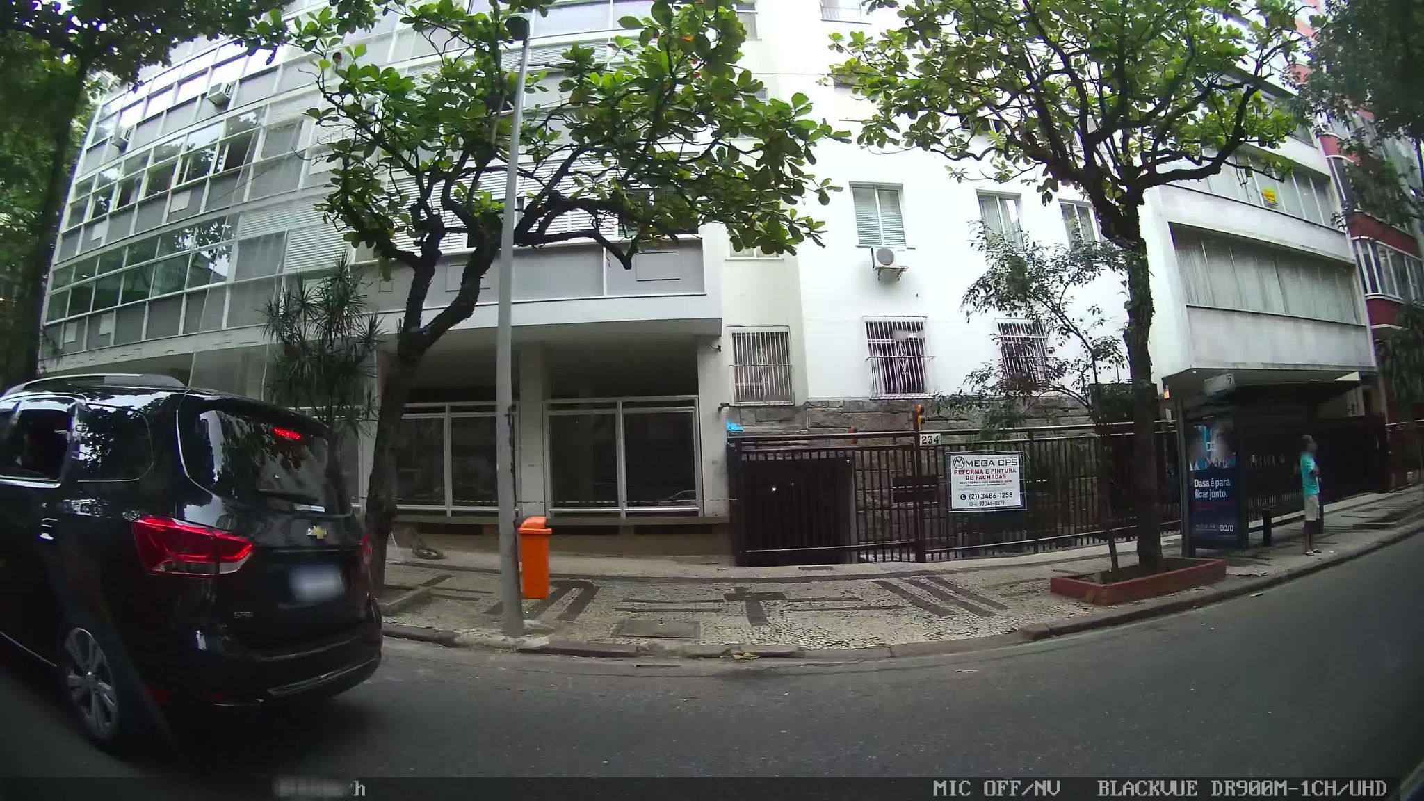 Street-level view near Maíra, Ipanema