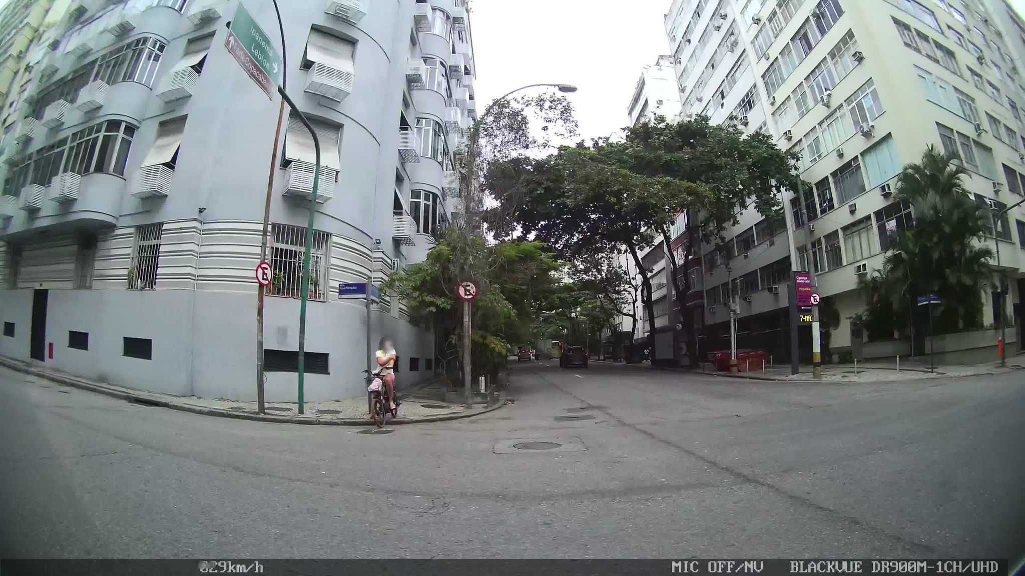 Street-level view near Maíra, Copacabana