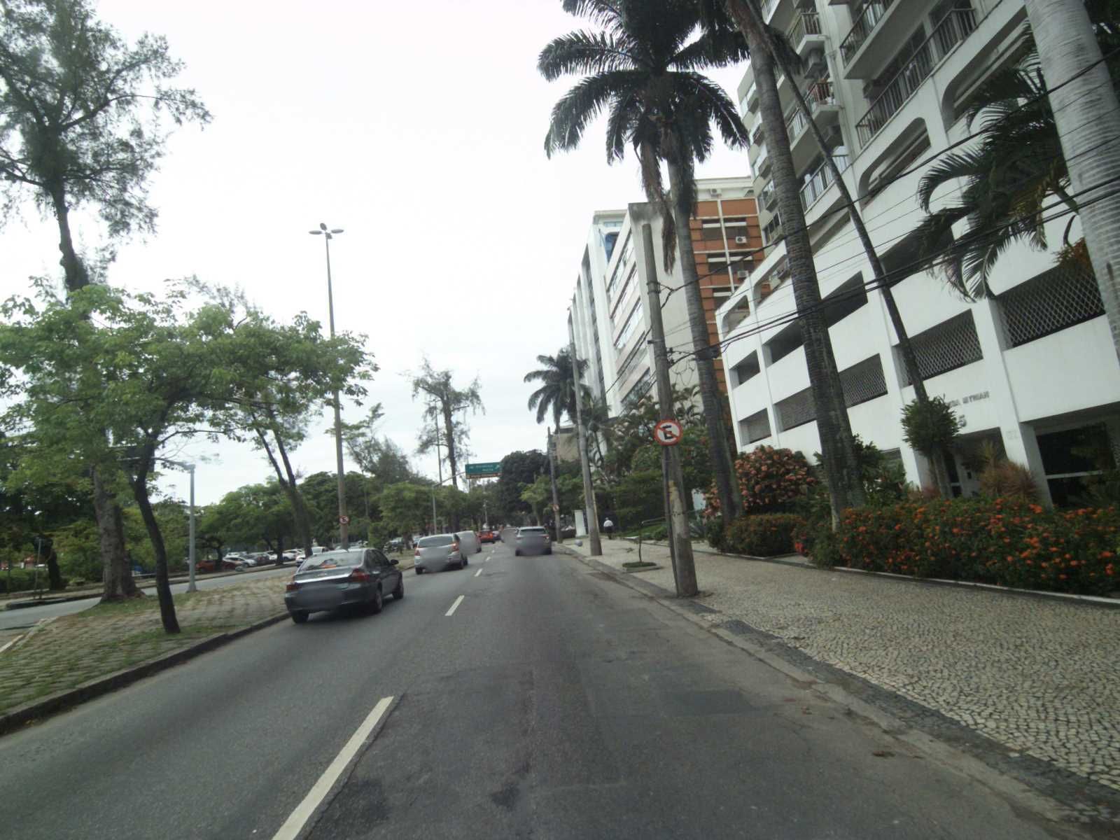Street-level view near Maison Cheverny, Leblon