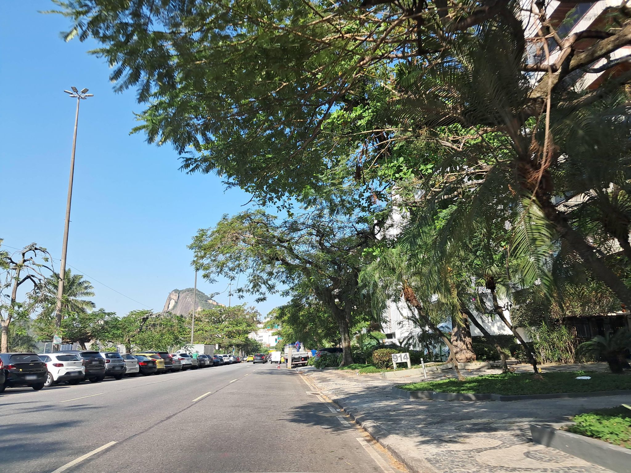 Street-level view near Maison Du Lac, Lagoa