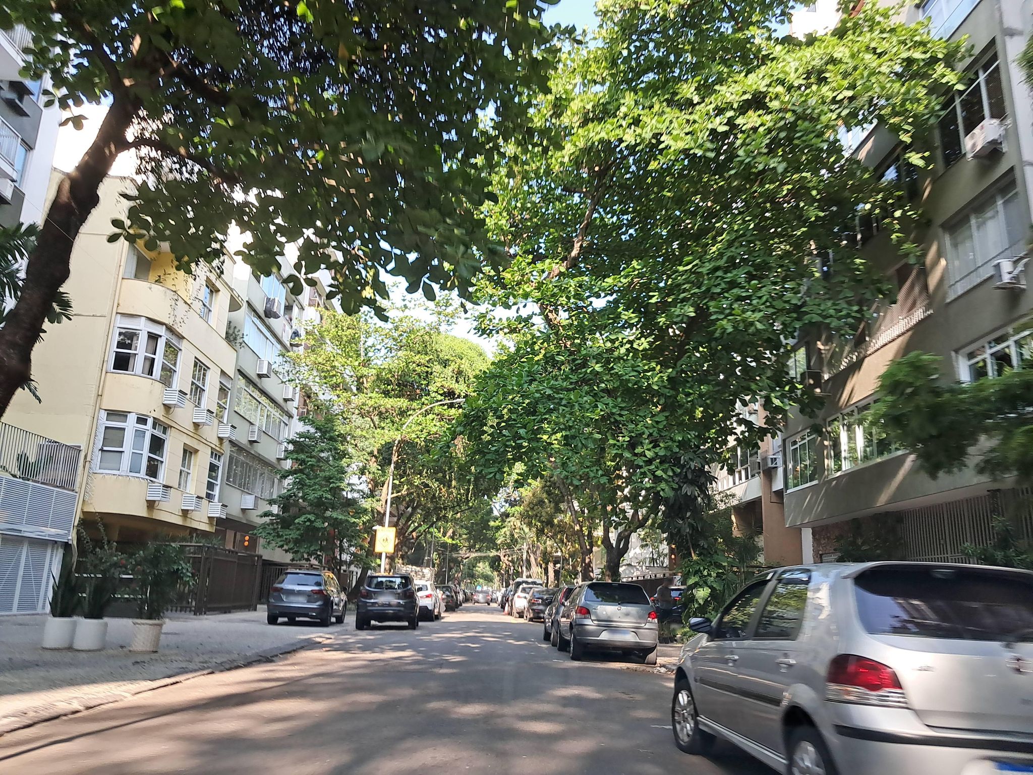 Street-level view near Maison Du Lac, Ipanema