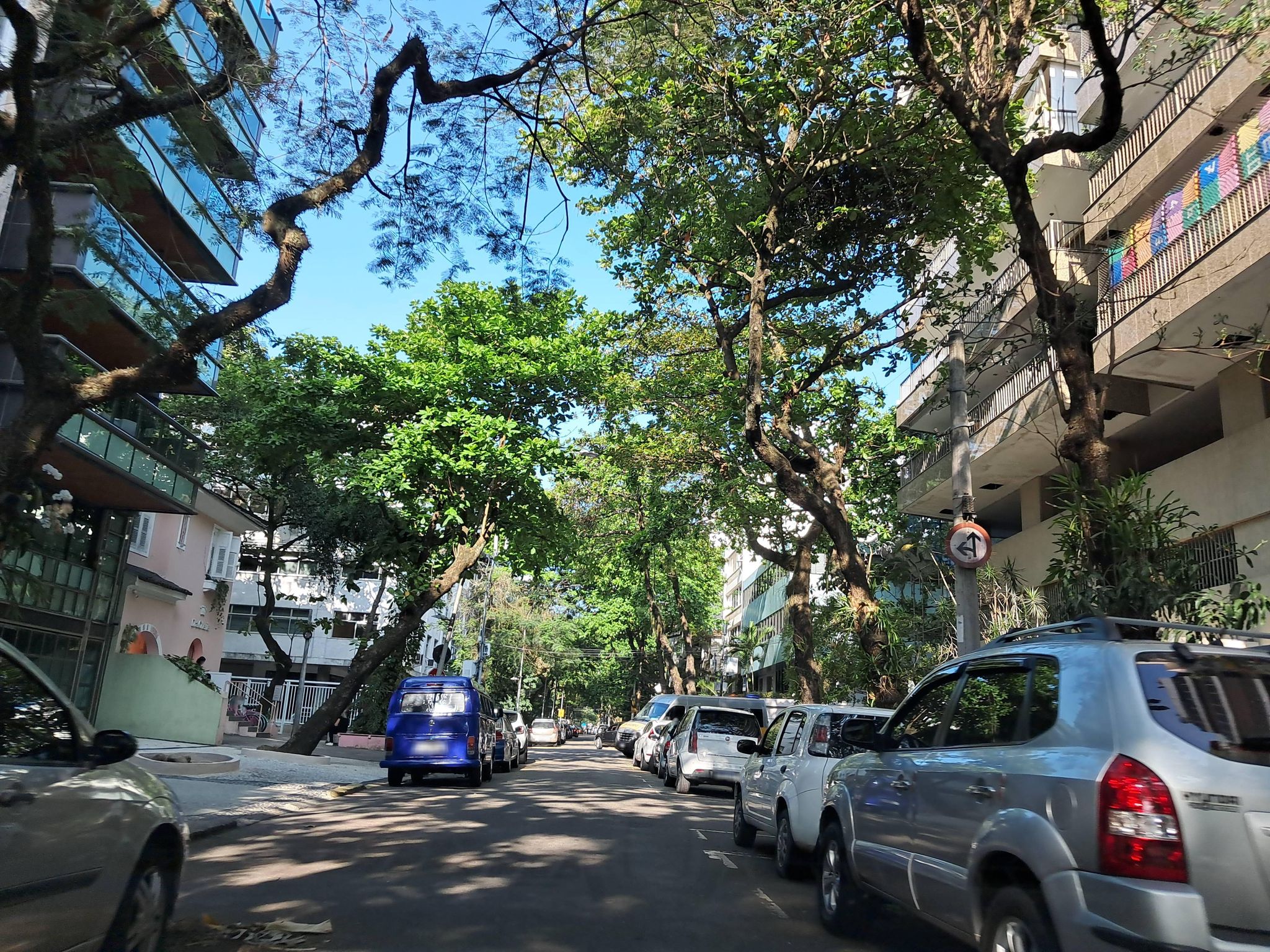 Street-level view near Maison Leonardo, Ipanema
