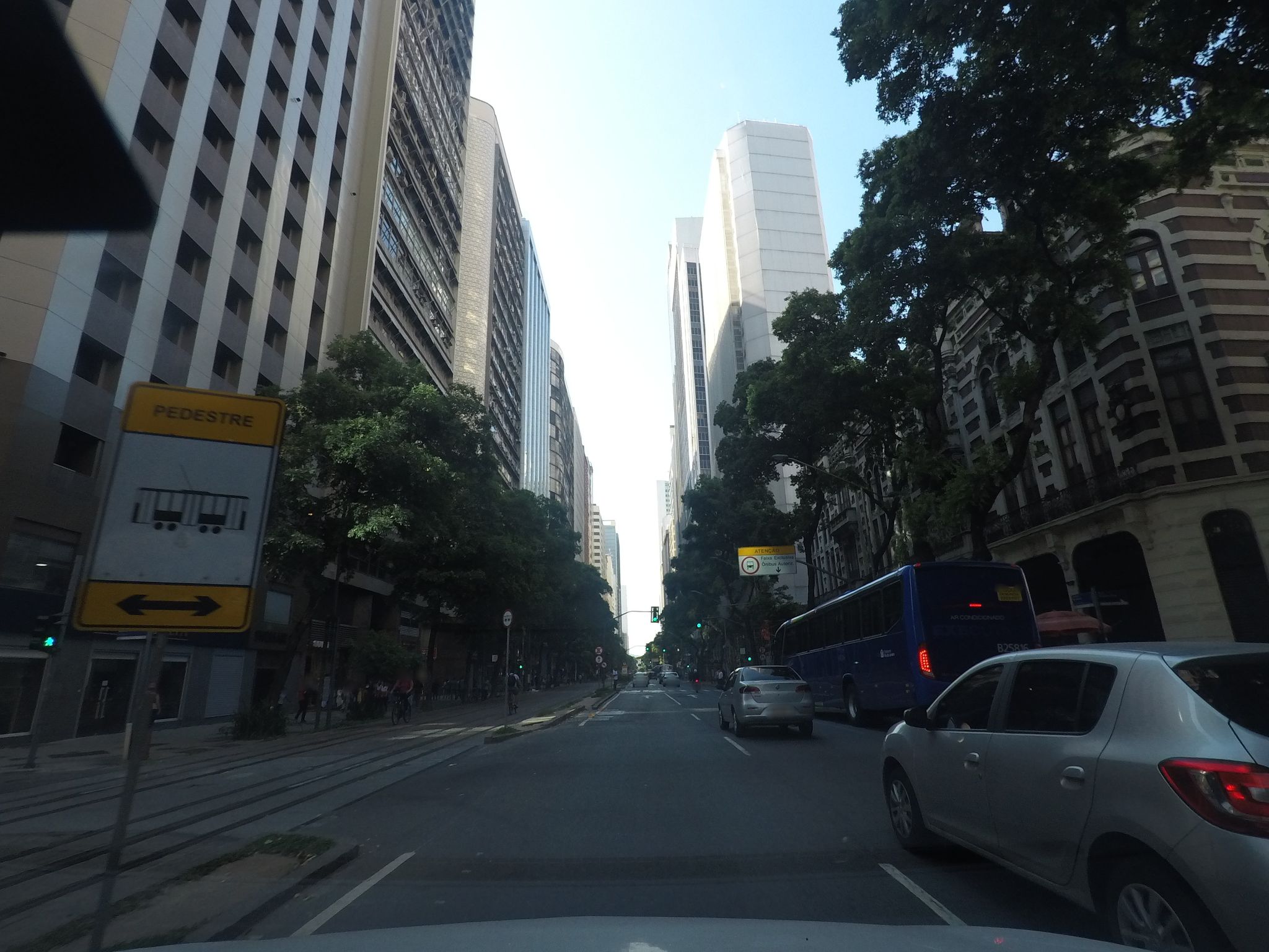 Street-level view near Manhattan Tower, Glória