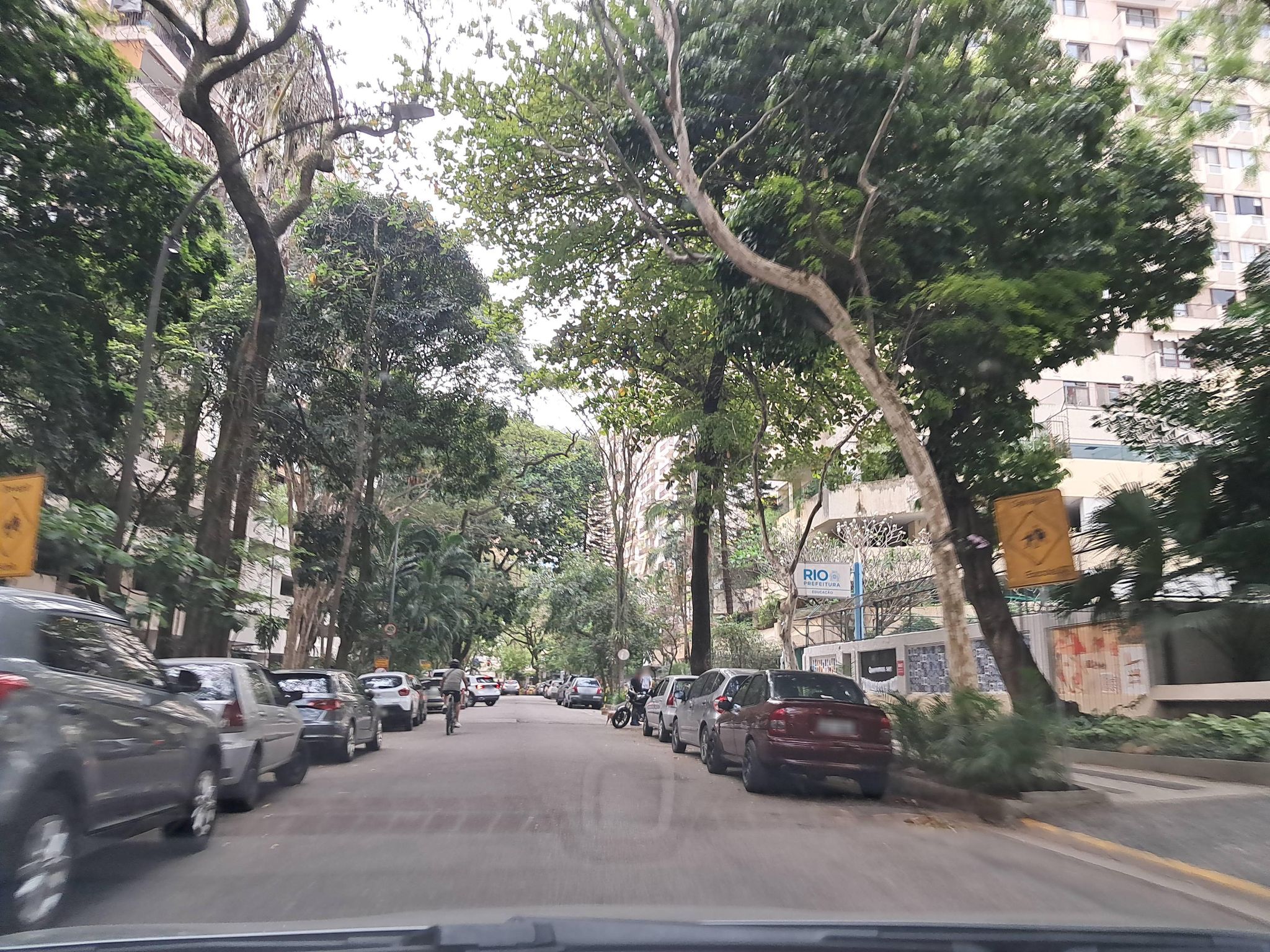 Street-level view near Mantegna, Gávea