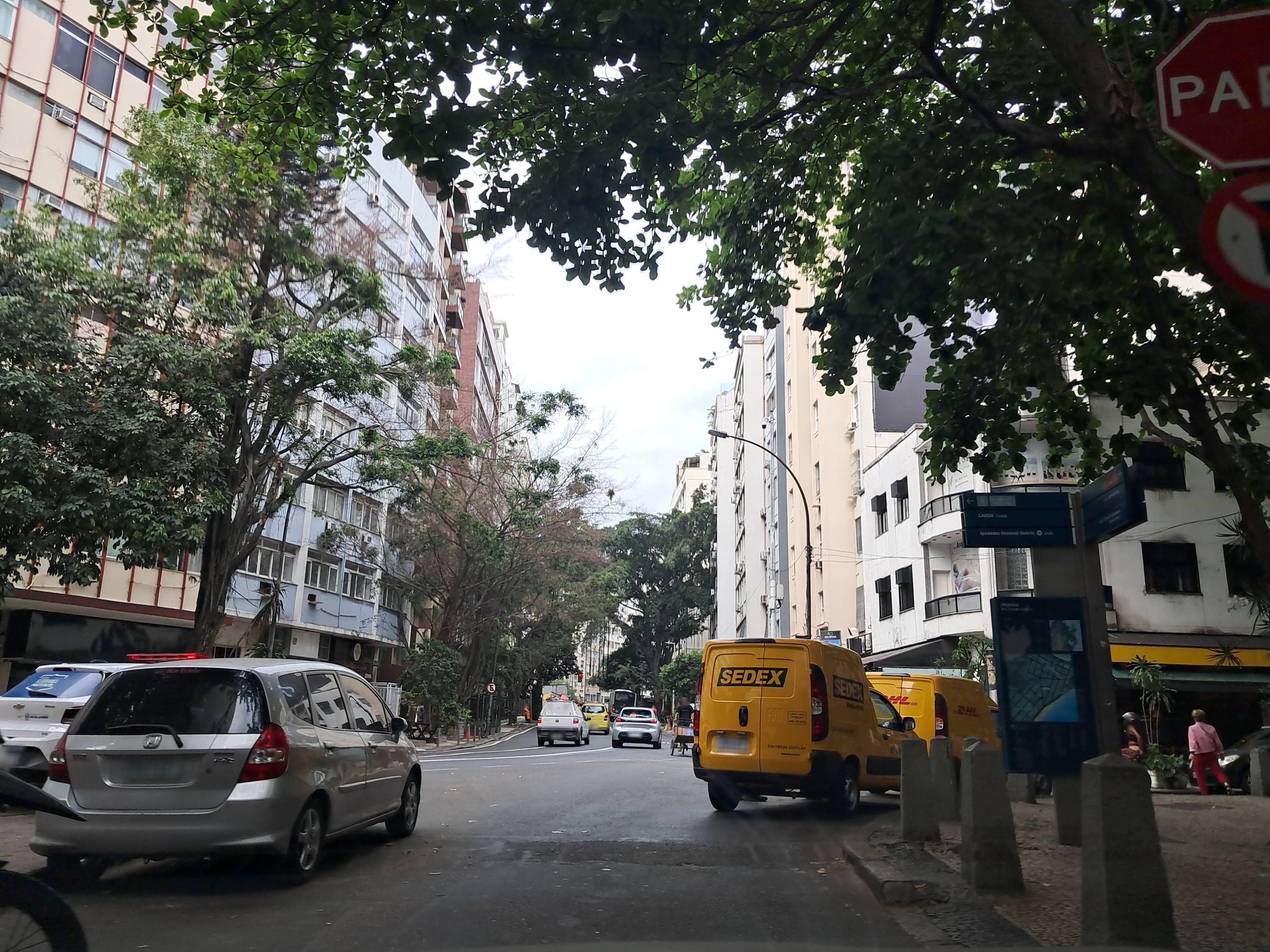 Street-level view near Mar Azul, Copacabana