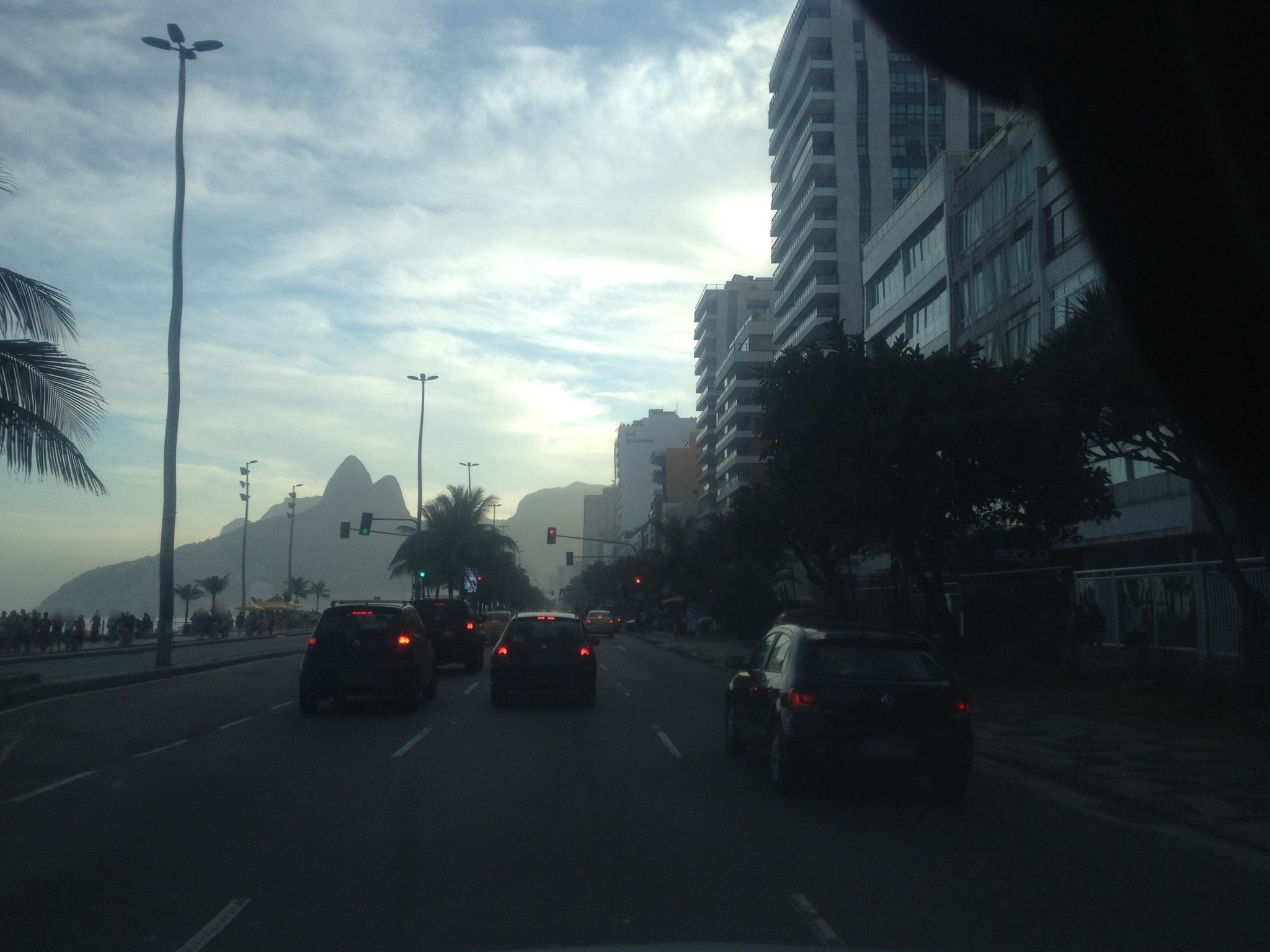 Street-level view near Mar de Coral, Ipanema