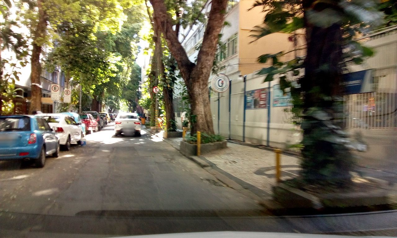 Street-level view near Maria José, Catete