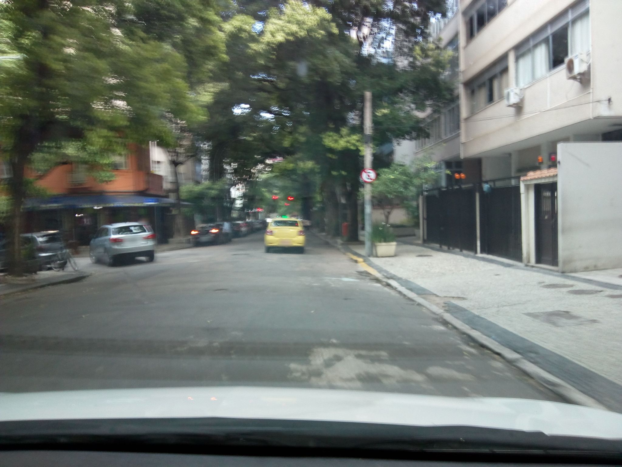 Street-level view near Mariju, Copacabana