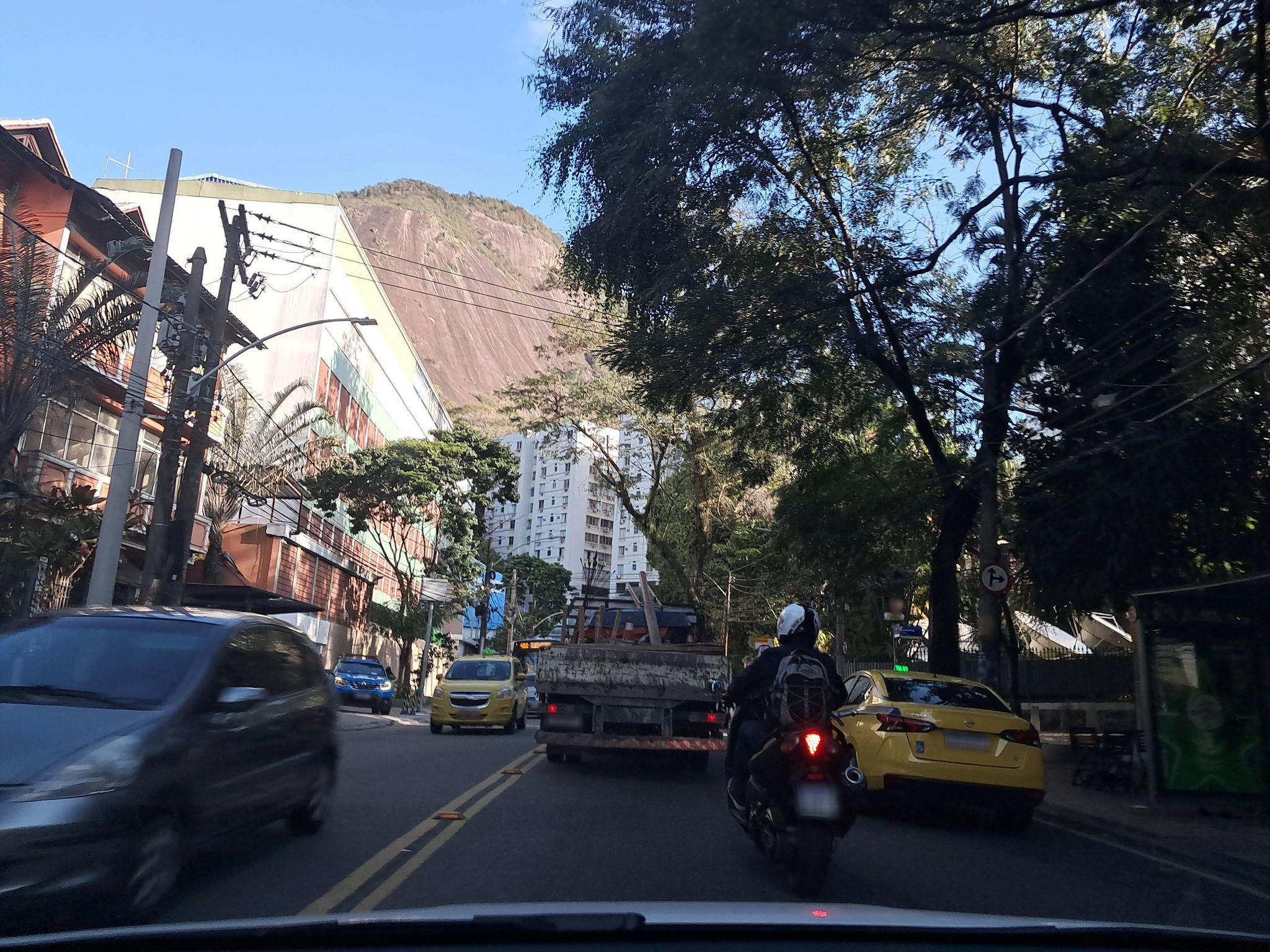 Street-level view near Marina, Laranjeiras