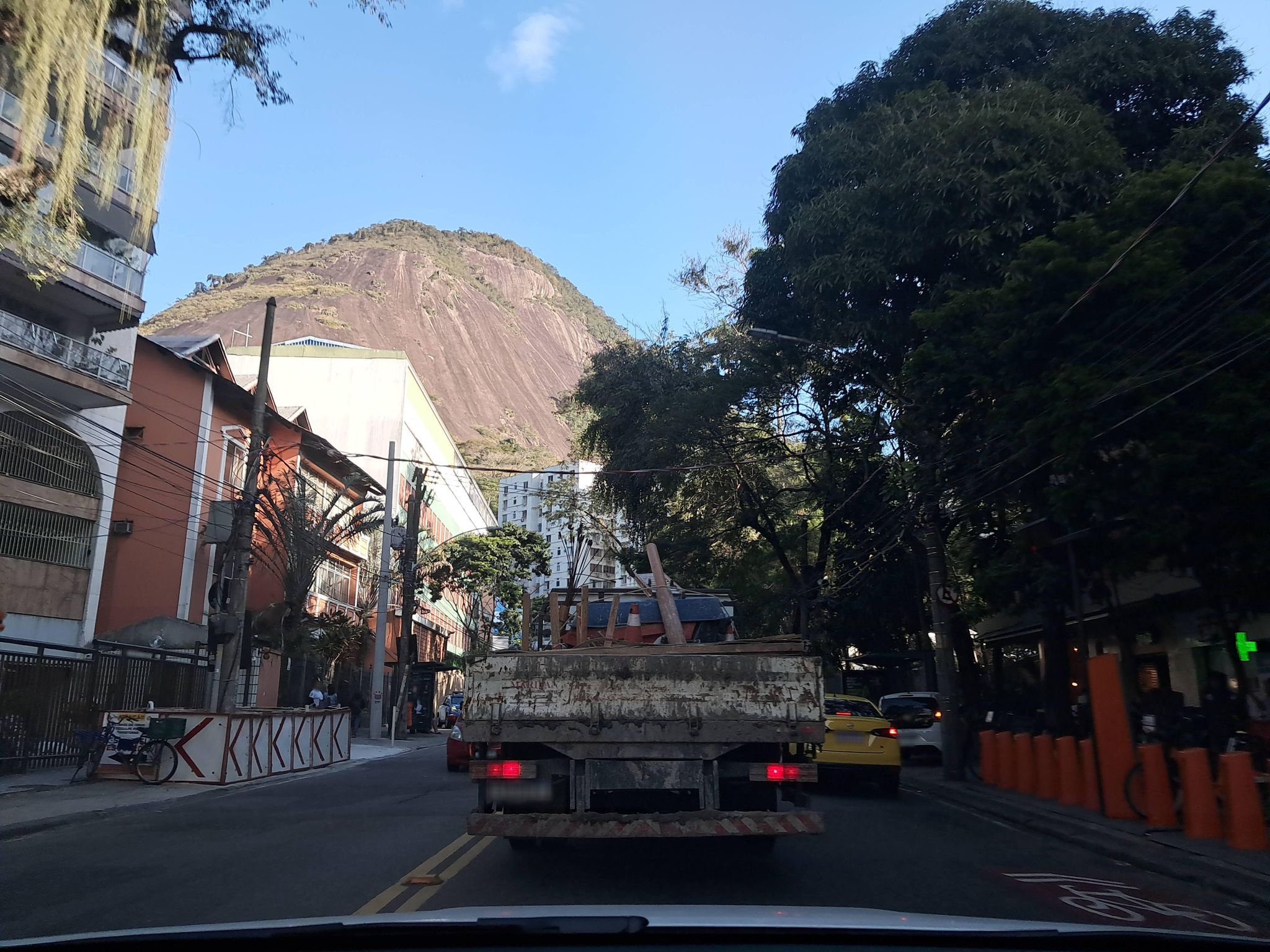 Street-level view near Marina, Cosme Velho