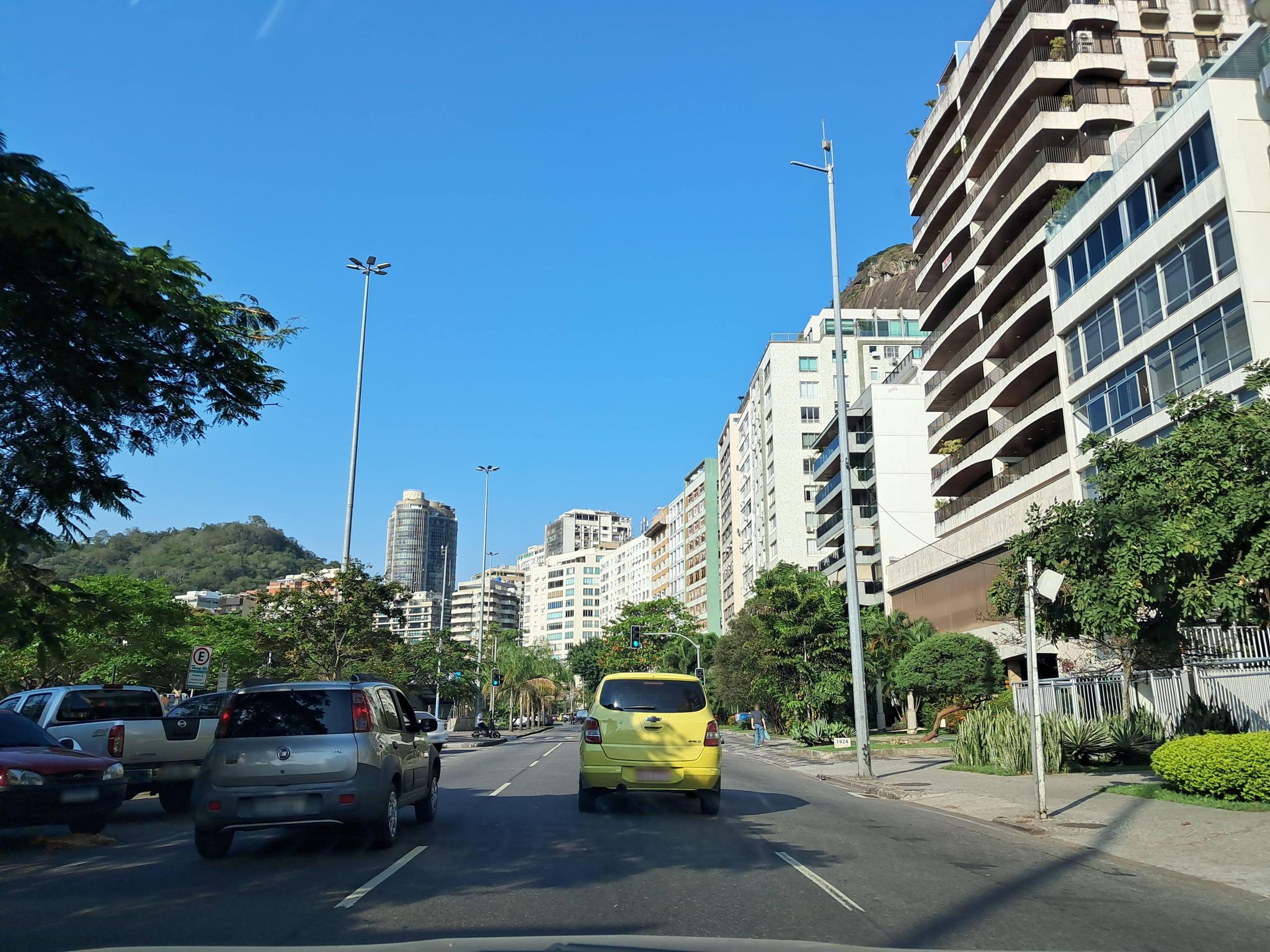 Street-level view near Mario Brant, Lagoa
