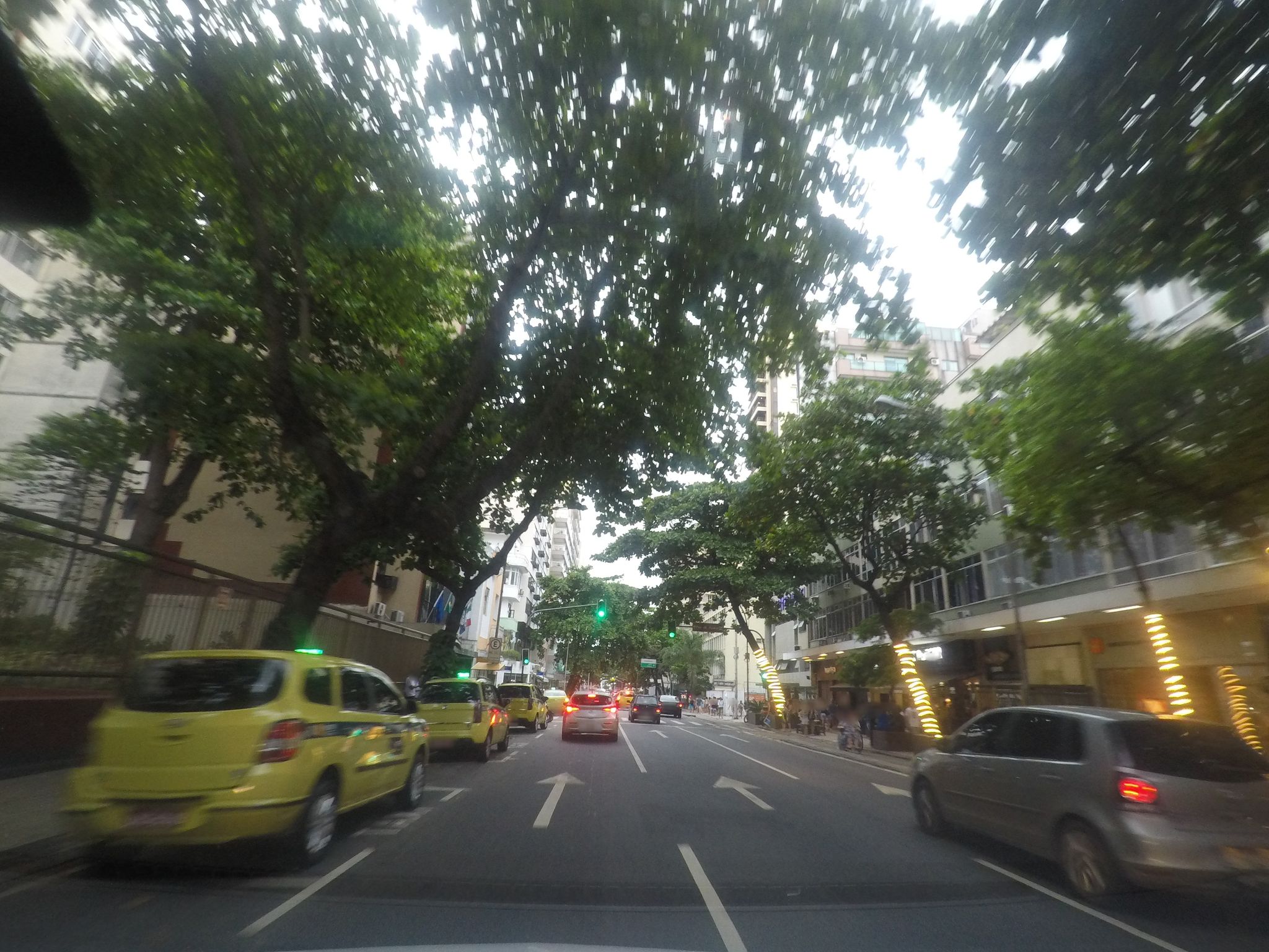 Street-level view near Mariza Monteiro de Aquino, Ipanema