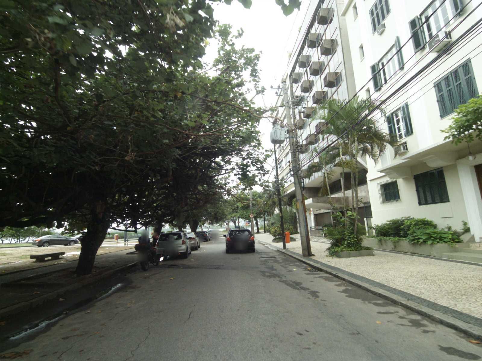 Street-level view near Marly, Lagoa
