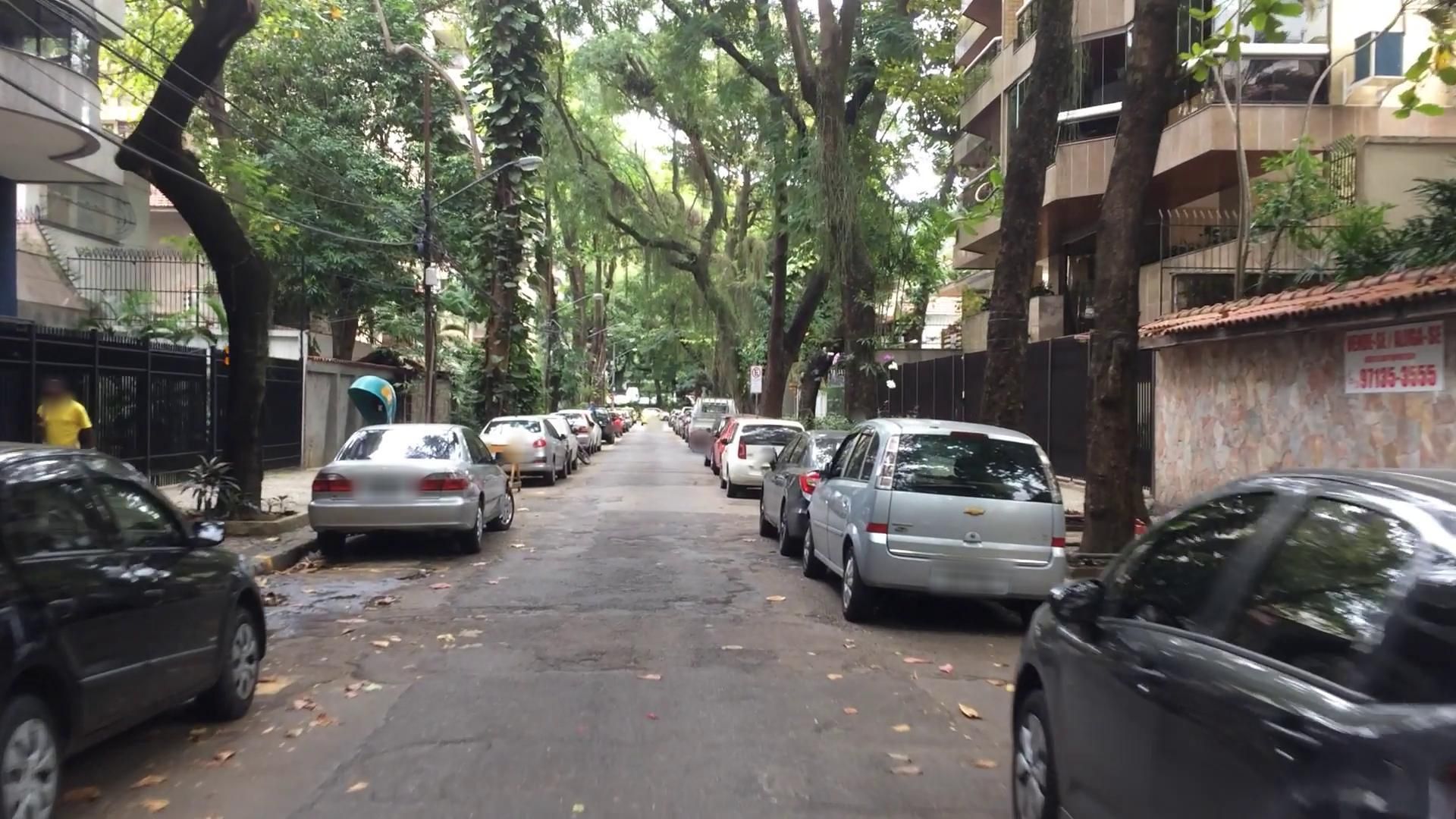 Street-level view near Marquês de Pinedo, Laranjeiras