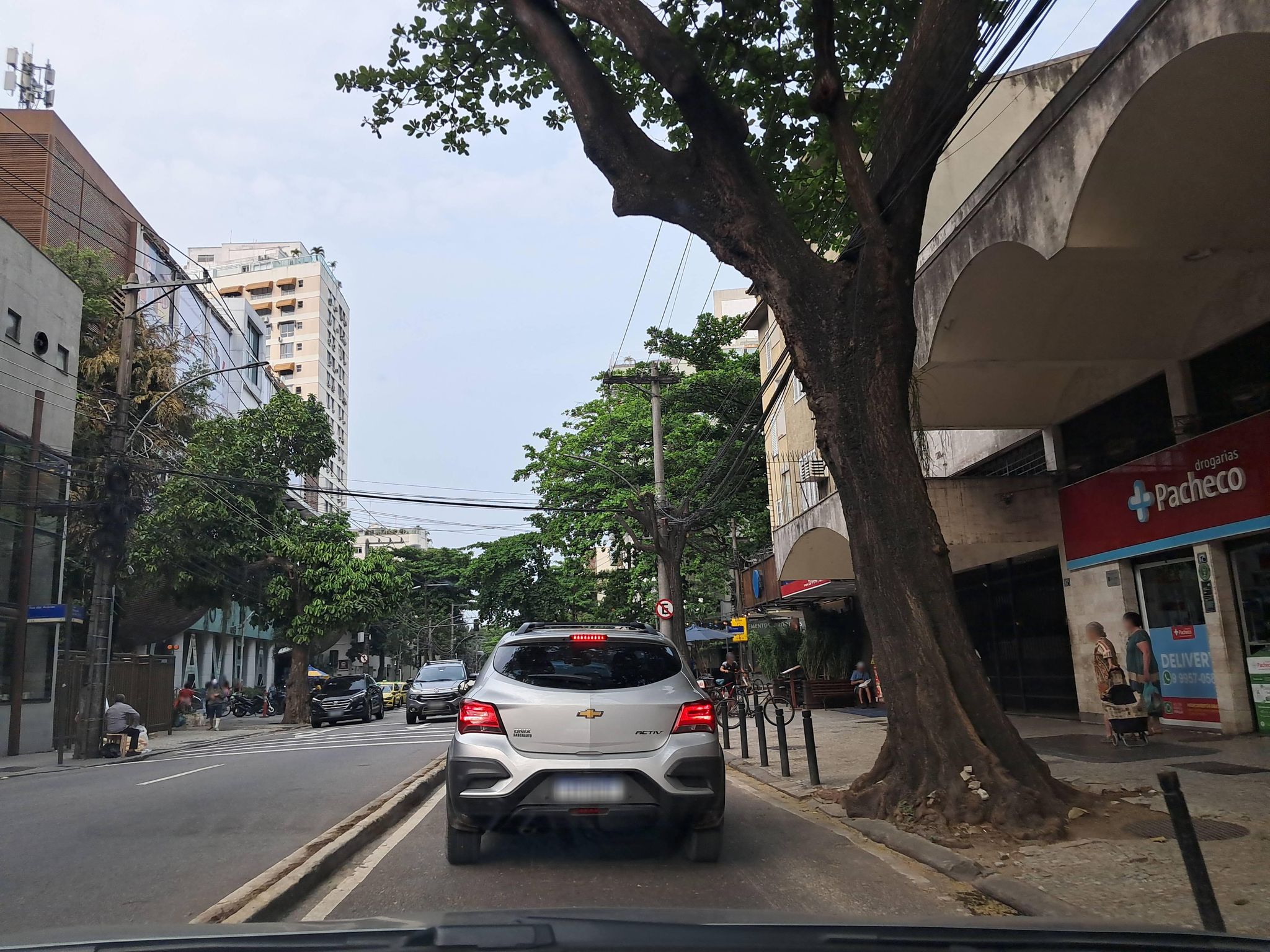 Street-level view near Martin Nai, Gávea