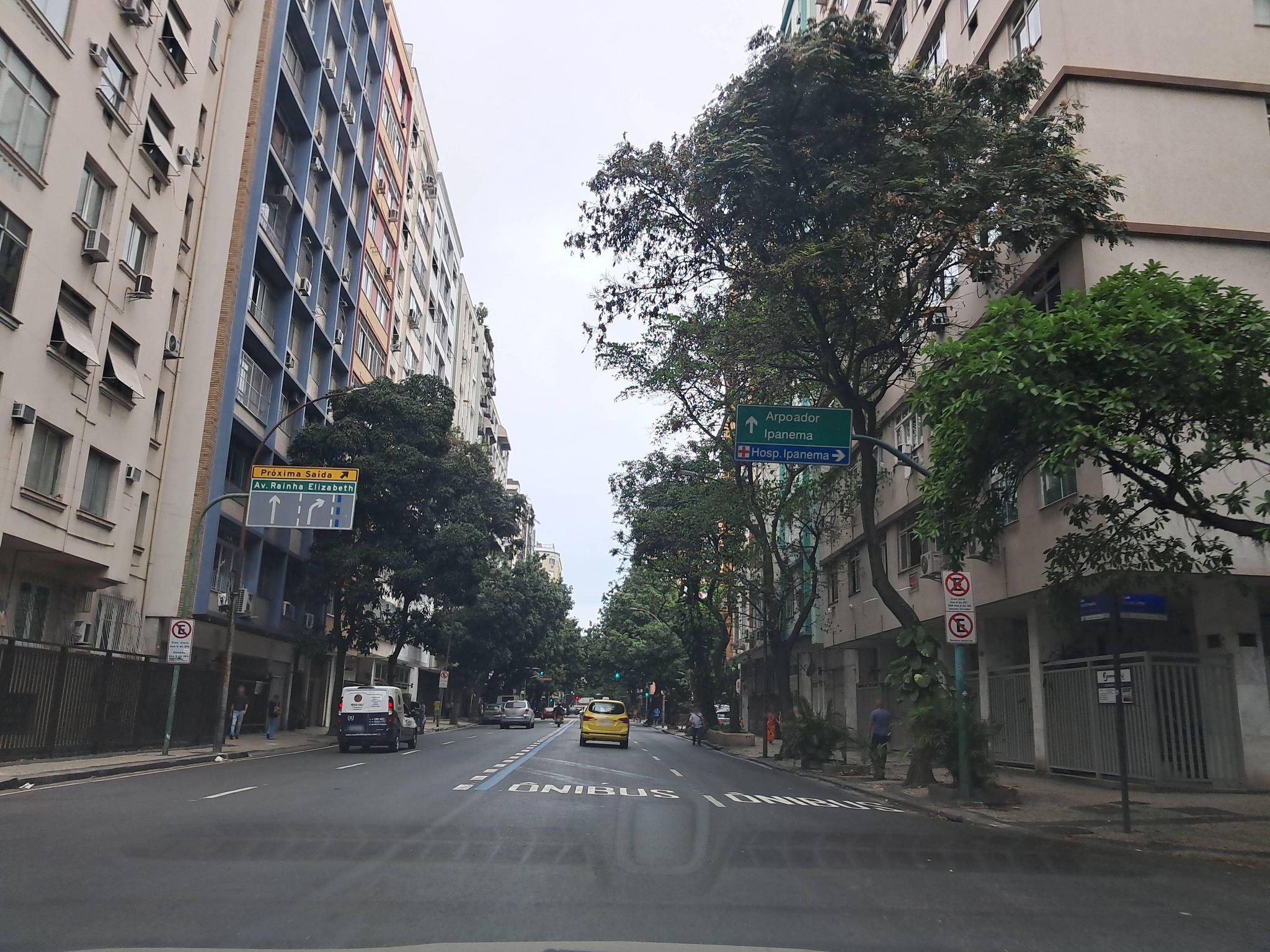 Street-level view near Mato Grosso, Copacabana