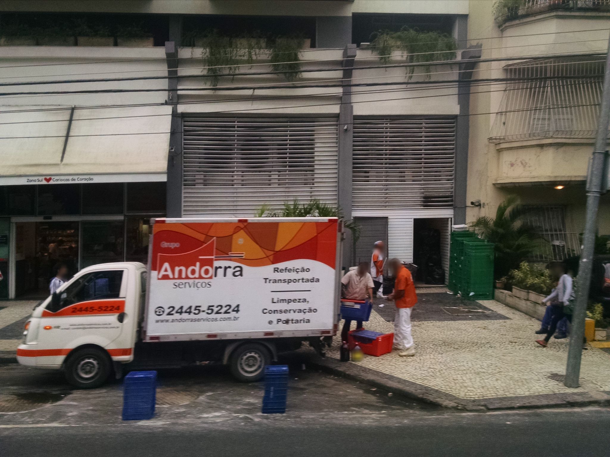 Street-level view near Mecado Zona Sul, Gávea