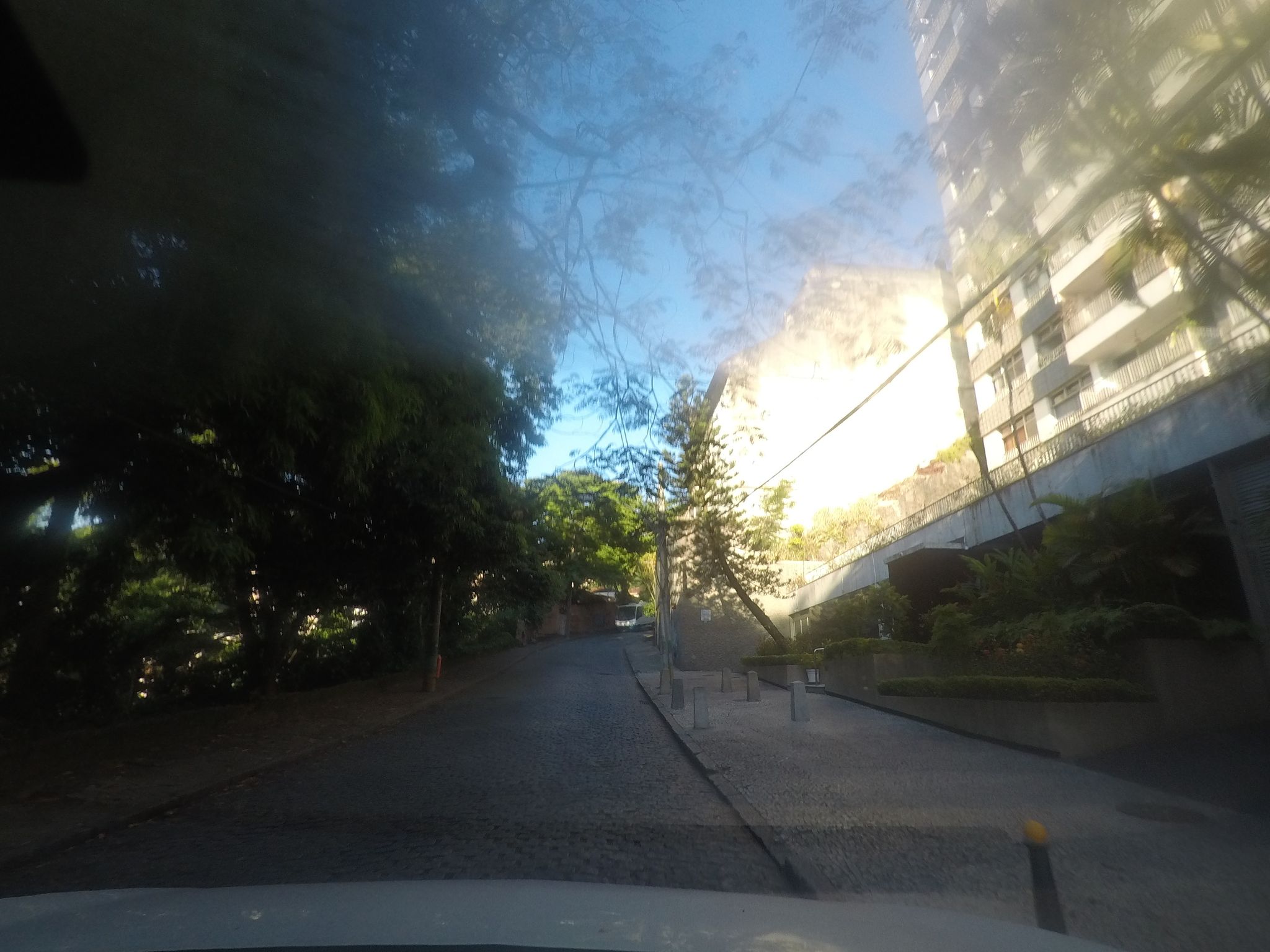 Street-level view near Mercedes Letre, Laranjeiras