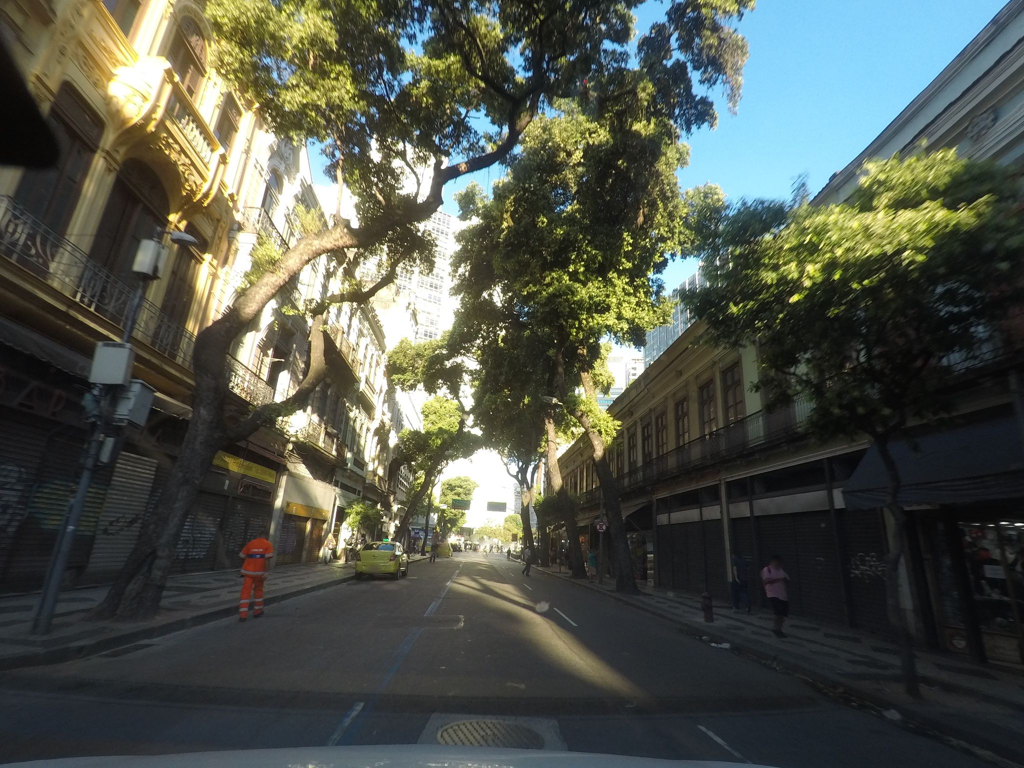 Street-level view near Mesma Edif do Num 16, Centro