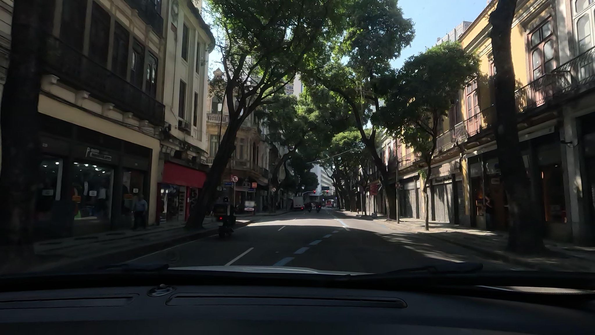 Street-level view near Mesma Edif do Num 6, Centro