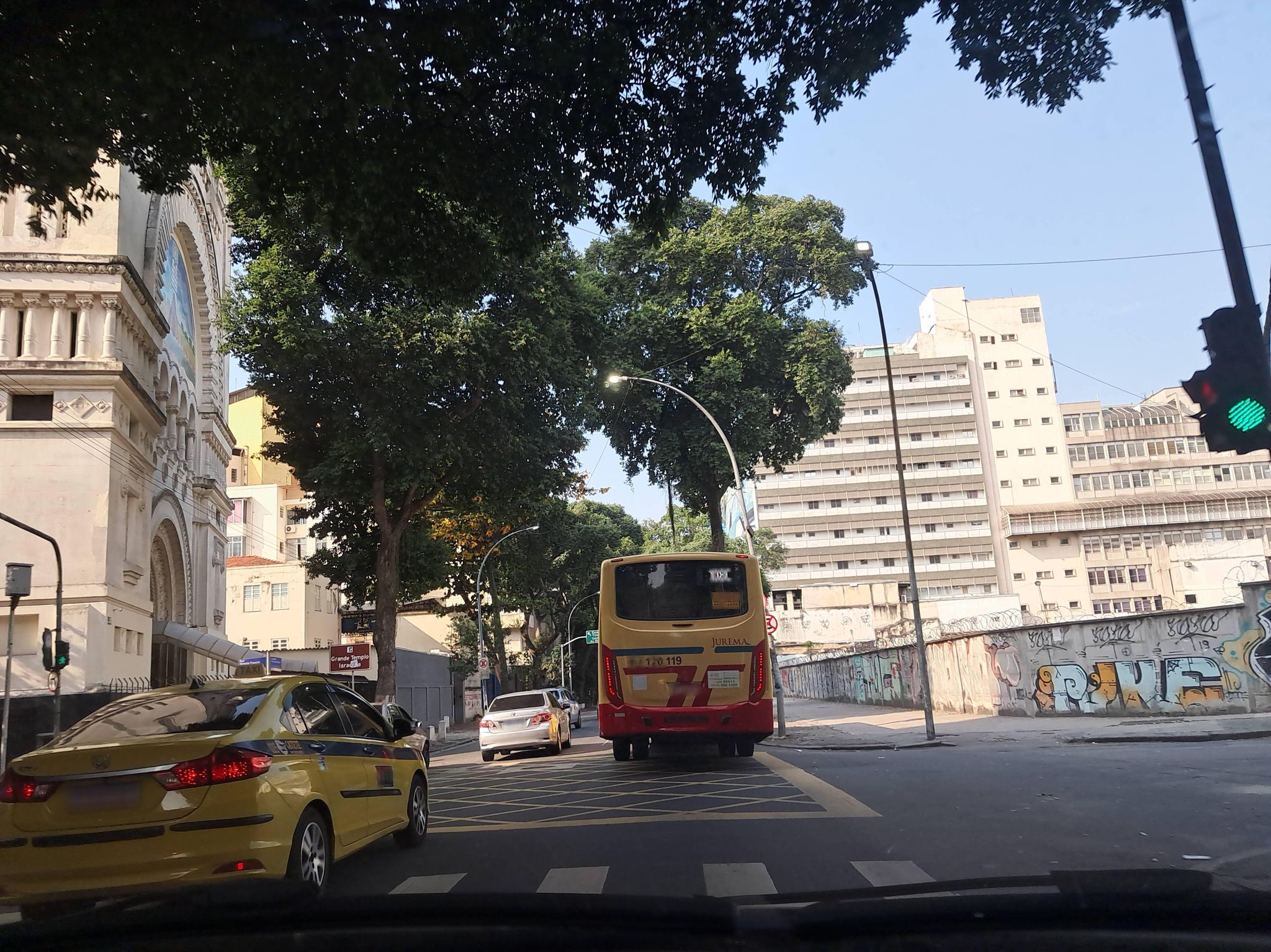 Street-level view near Mesma Edif do Numero 25, Centro