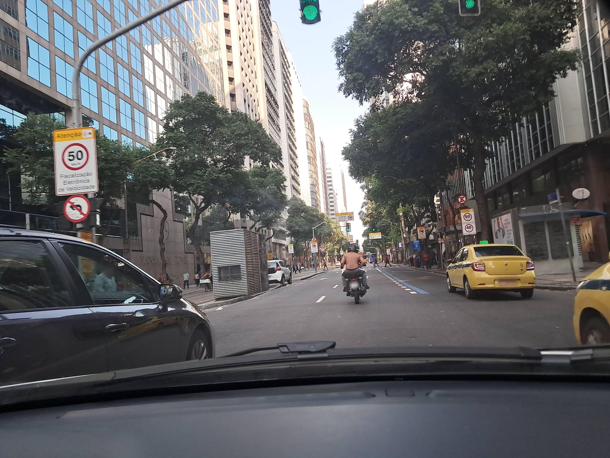 Street-level view near Mesma Edif do Numero 409 da Av Pres Vargas, Centro