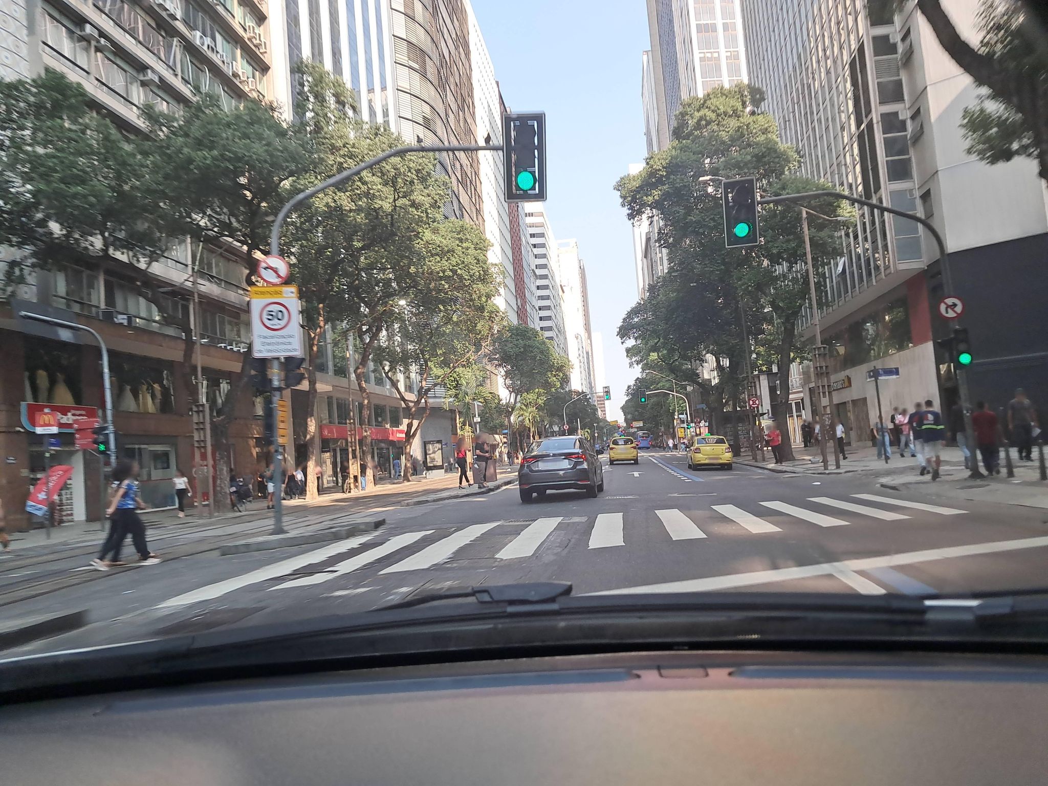 Street-level view near Mesma Edif dos Numeros 90/92/94, Centro