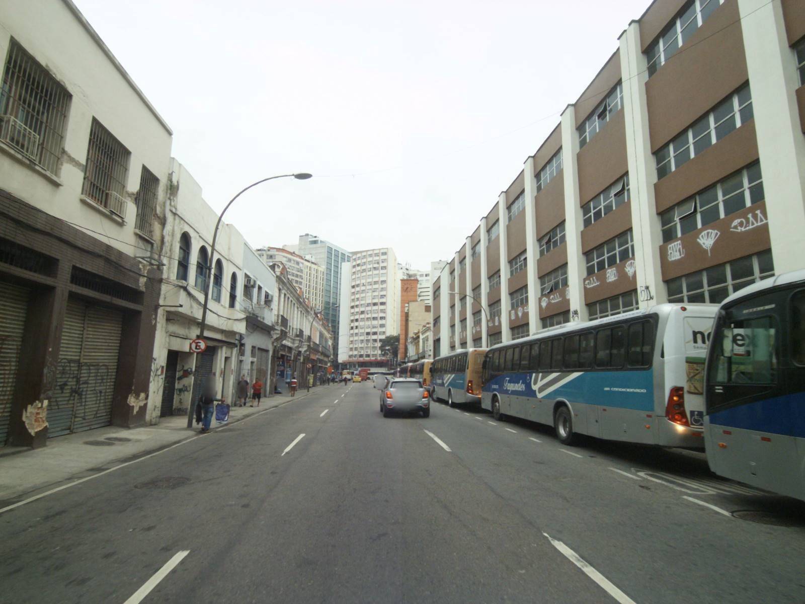 Street-level view near Mesma Edifica€ao dos Numeros 73/75/79/81, Centro