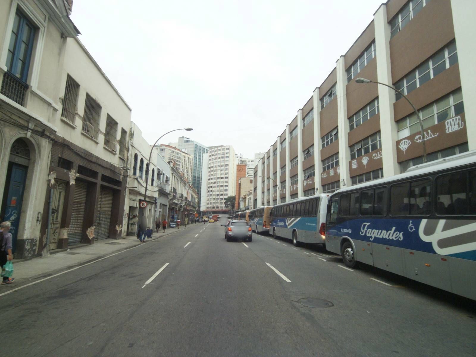 Street-level view near Mesma Edifica€ao dos Numeros 73/77/79/81, Centro